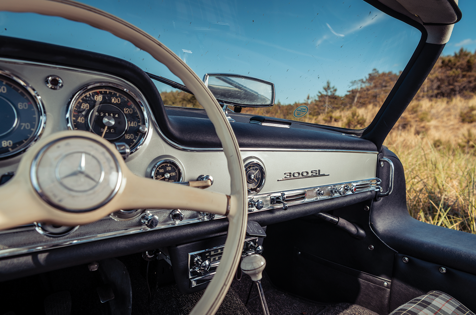 Classic & Sports Car – Aston Martin DB5 vs Mercedes-Benz 300SL vs Ferrari 275GTB: million dollar babies