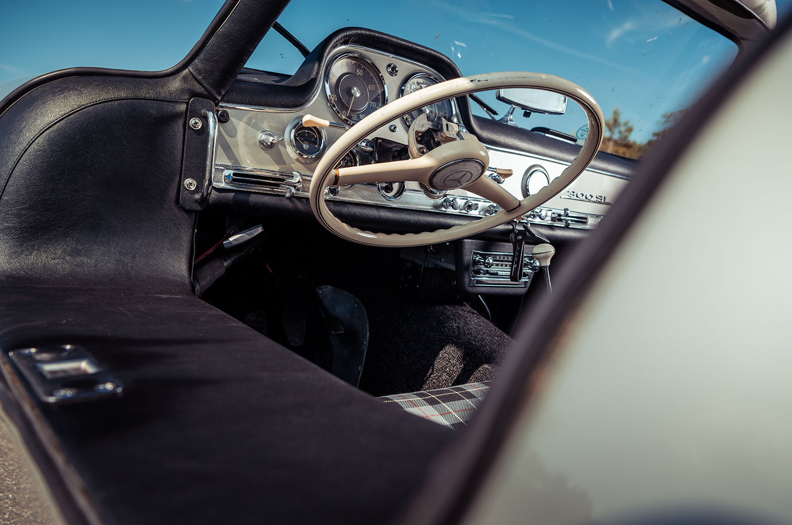 Classic & Sports Car – Aston Martin DB5 vs Mercedes-Benz 300SL vs Ferrari 275GTB: million dollar babies