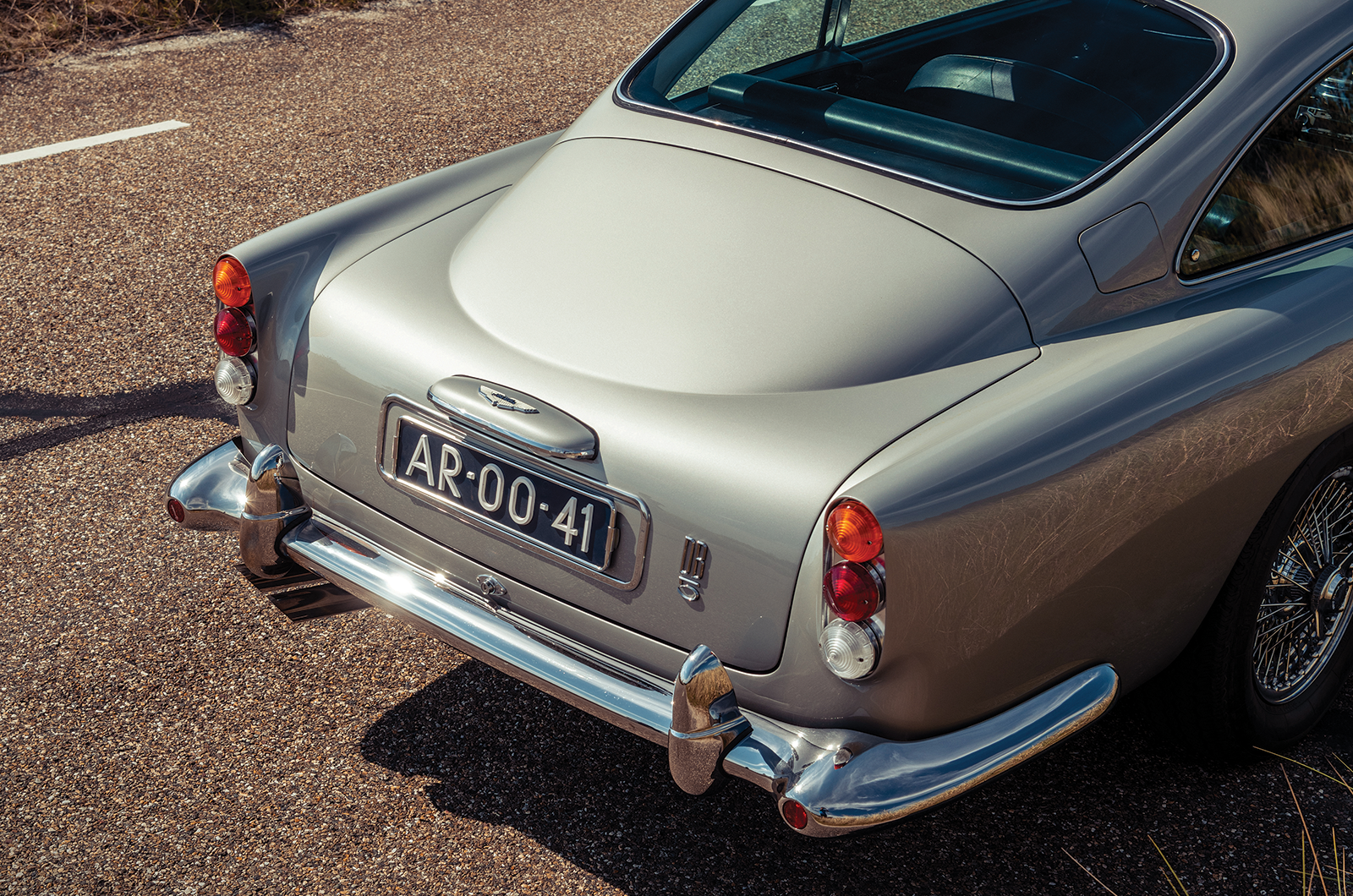 Classic & Sports Car – Aston Martin DB5 vs Mercedes-Benz 300SL vs Ferrari 275GTB: million dollar babies