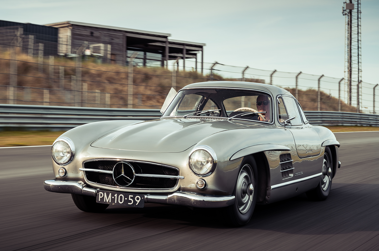 Classic & Sports Car – Aston Martin DB5 vs Mercedes-Benz 300SL vs Ferrari 275GTB: million dollar babies