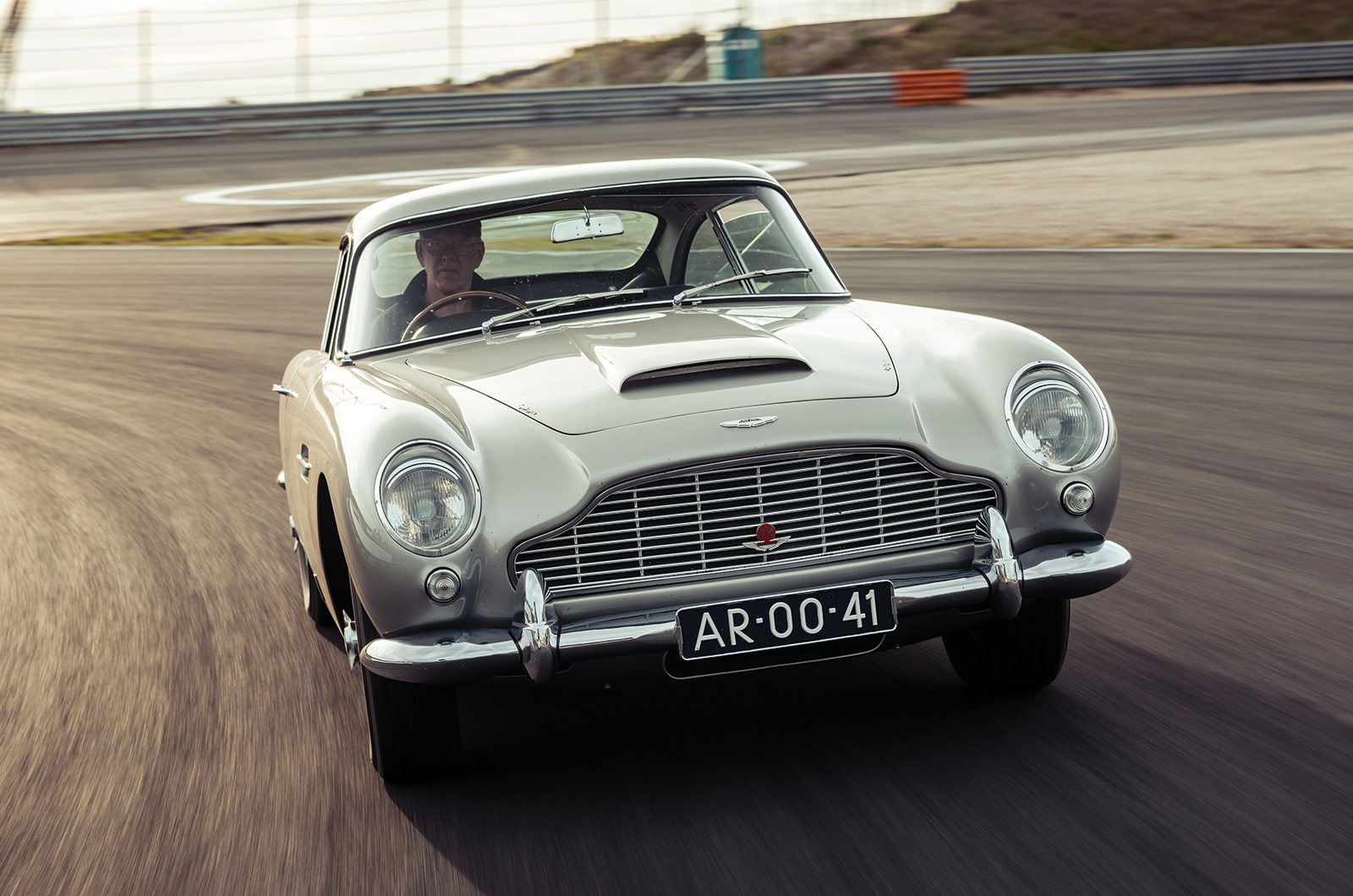 Classic & Sports Car – Aston Martin DB5 vs Mercedes-Benz 300SL vs Ferrari 275GTB: million dollar babies