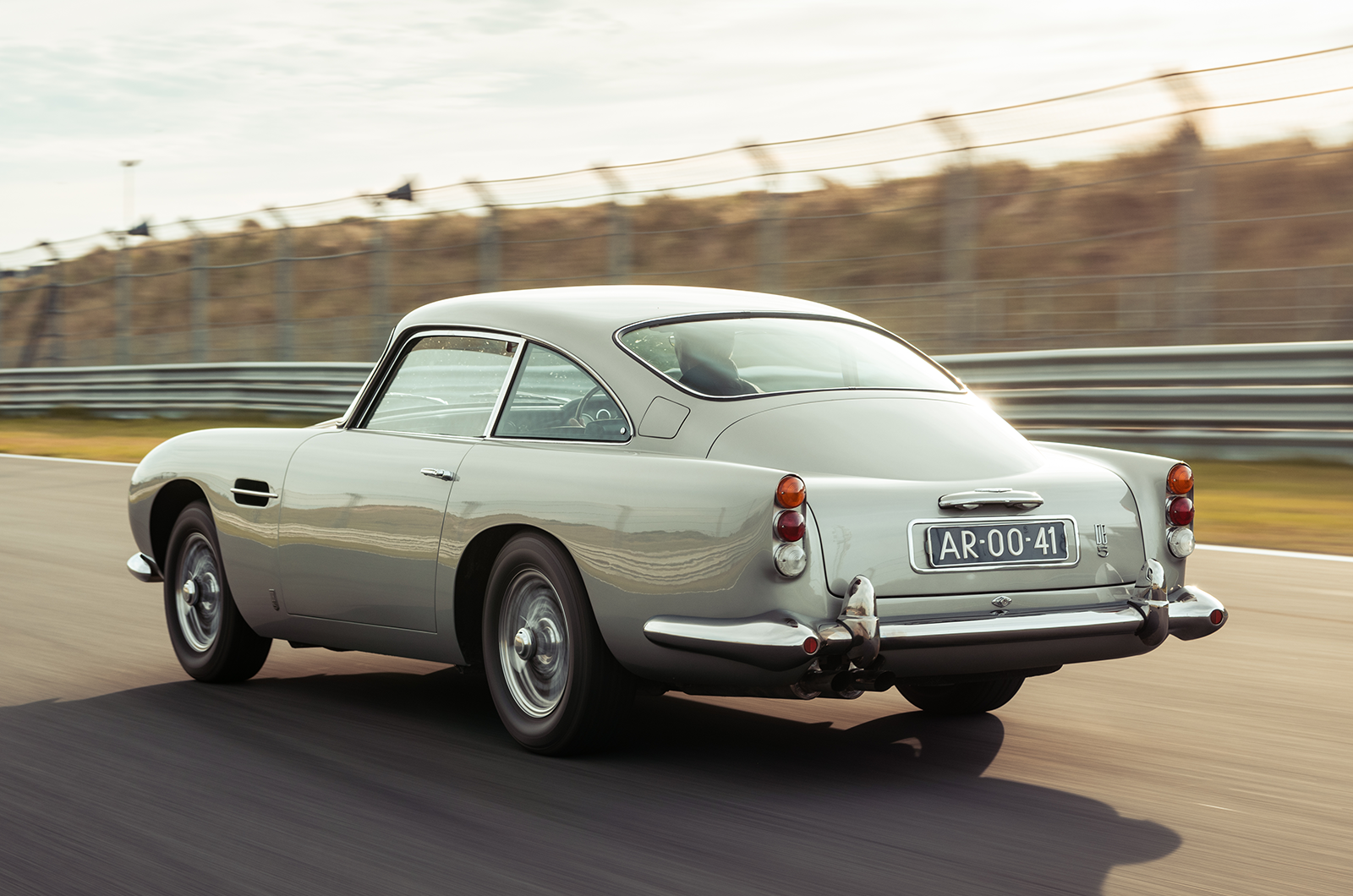 Classic & Sports Car – Aston Martin DB5 vs Mercedes-Benz 300SL vs Ferrari 275GTB: million dollar babies