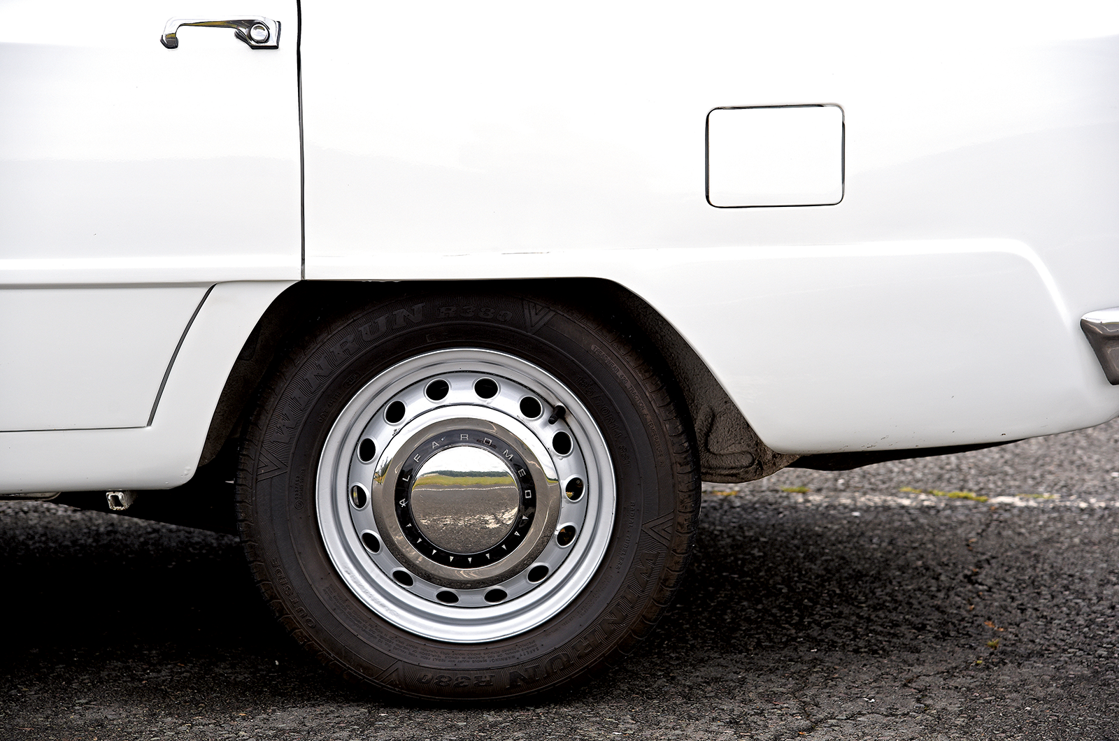 Classic & Sports Car – Jaguar Mk2 2.4 vs BMW 1800 vs Alfa Romeo 1300 TI: continental challenge