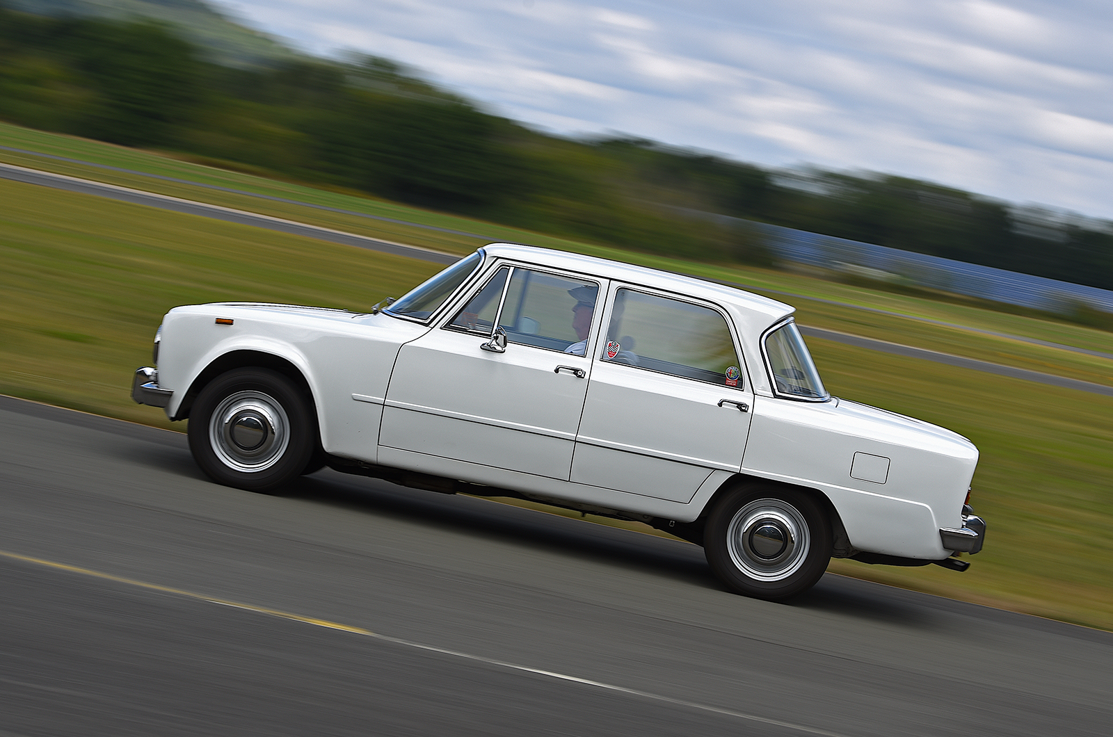 Classic & Sports Car – Jaguar Mk2 2.4 vs BMW 1800 vs Alfa Romeo 1300 TI: continental challenge