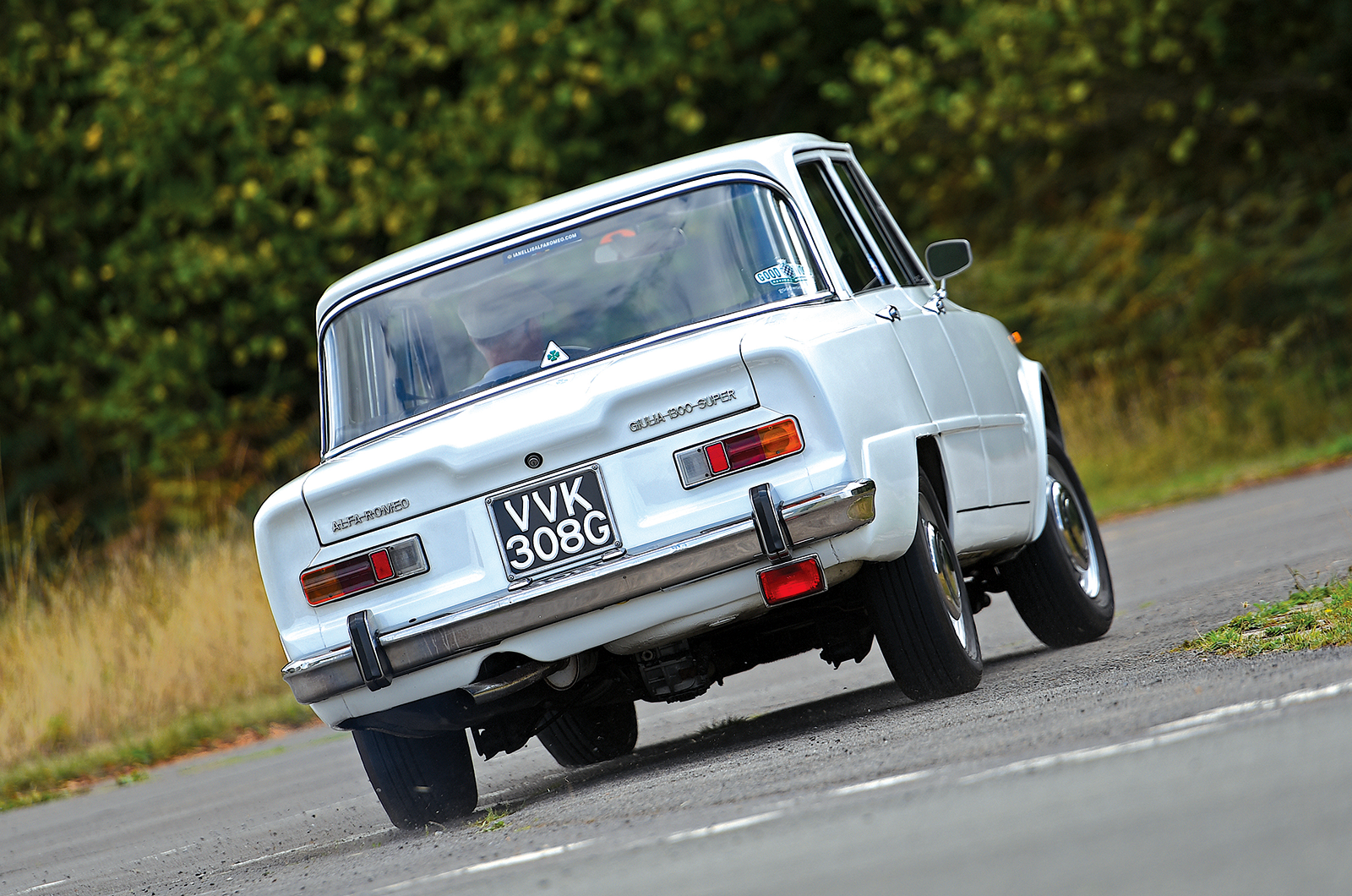 Classic & Sports Car – Jaguar Mk2 2.4 vs BMW 1800 vs Alfa Romeo 1300 TI: continental challenge