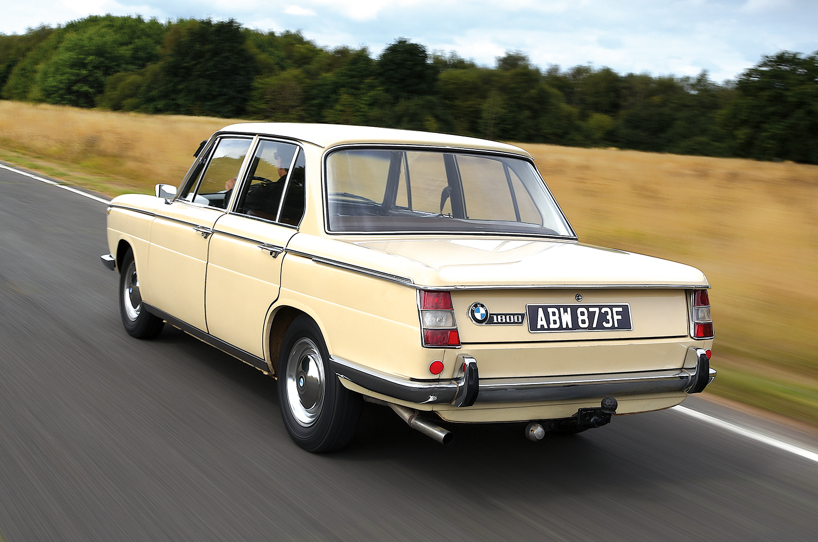 Classic & Sports Car – Jaguar Mk2 2.4 vs BMW 1800 vs Alfa Romeo 1300 TI: continental challenge