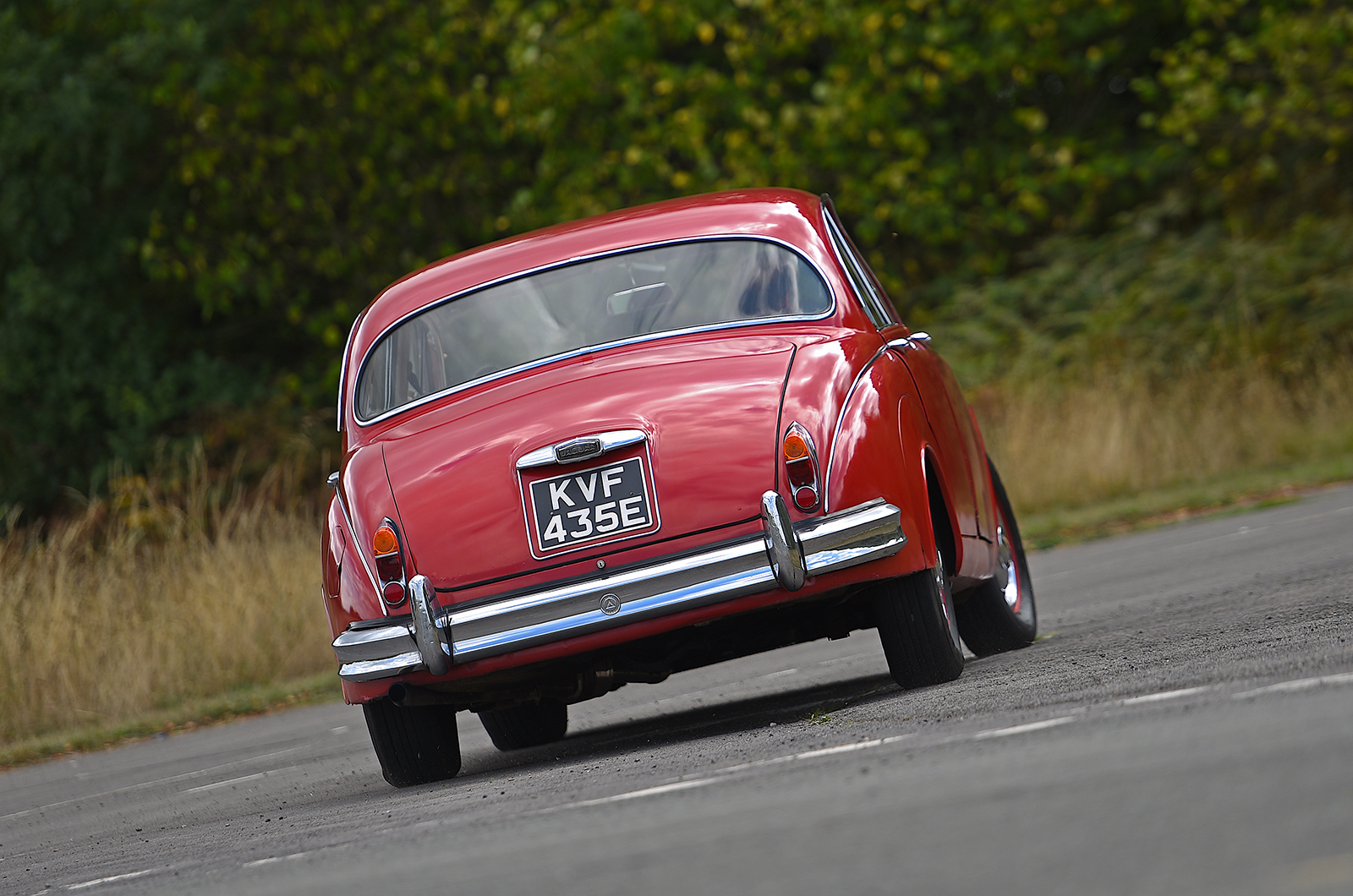 Classic & Sports Car – Jaguar Mk2 2.4 vs BMW 1800 vs Alfa Romeo 1300 TI: continental challenge