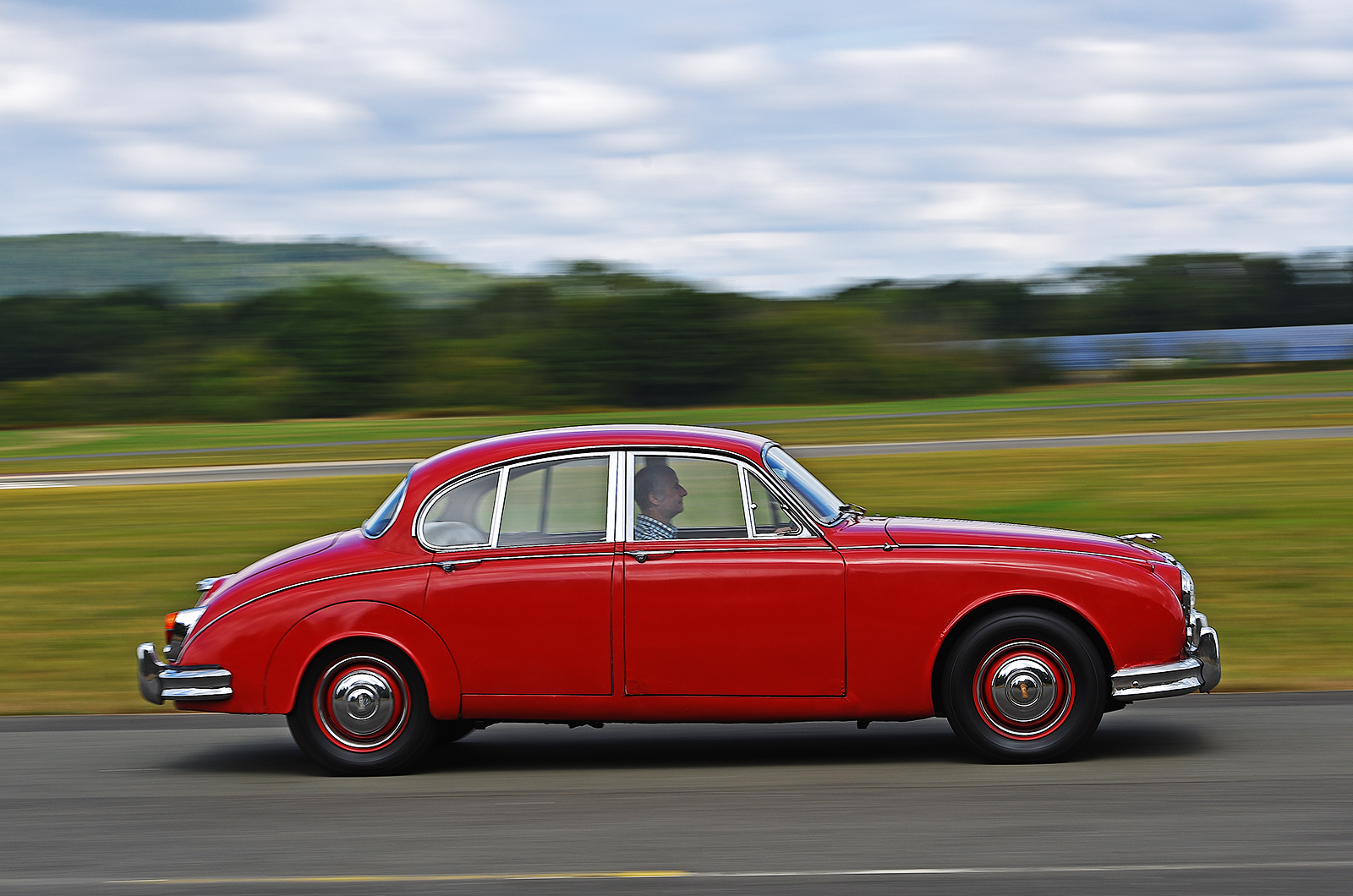 Classic & Sports Car – Jaguar Mk2 2.4 vs BMW 1800 vs Alfa Romeo 1300 TI: continental challenge