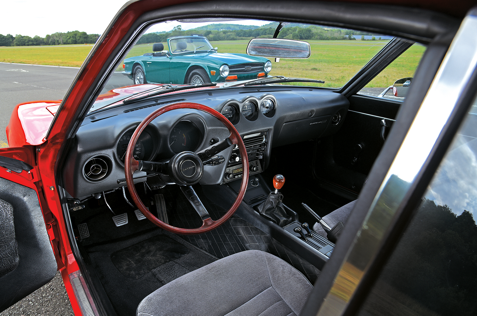 Classic & Sports Car – Datsun 240Z vs Triumph TR6: oceans apart