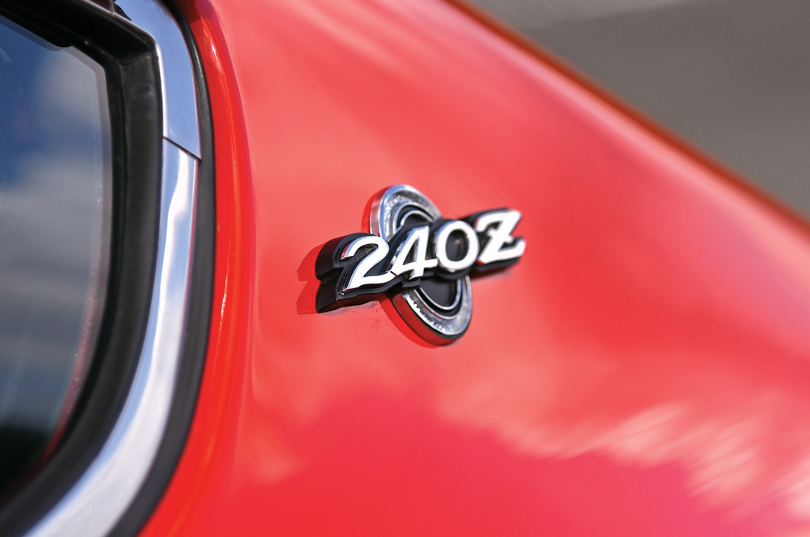 Classic & Sports Car – Datsun 240Z vs Triumph TR6: oceans apart