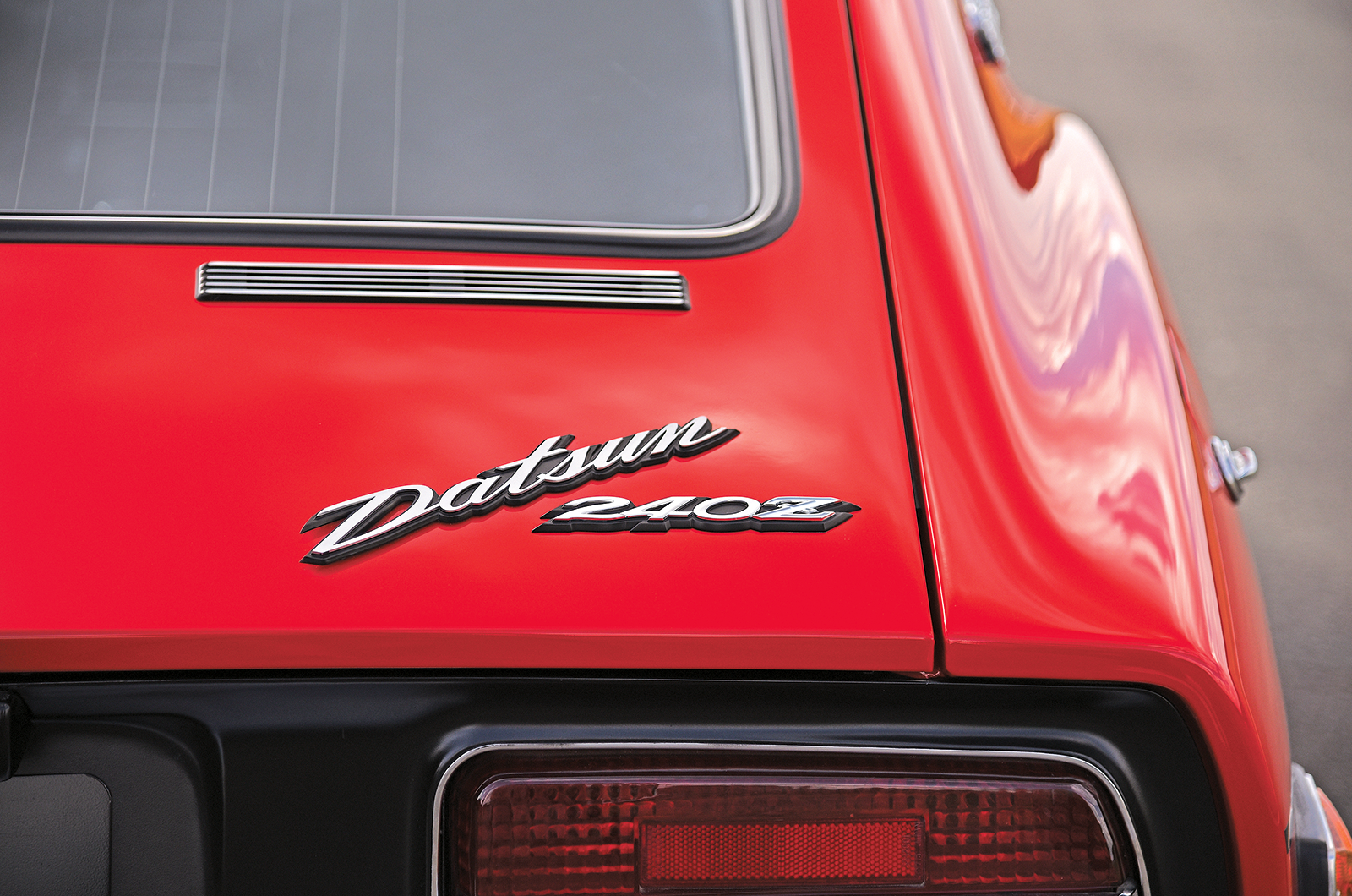 Classic & Sports Car – Datsun 240Z vs Triumph TR6: oceans apart