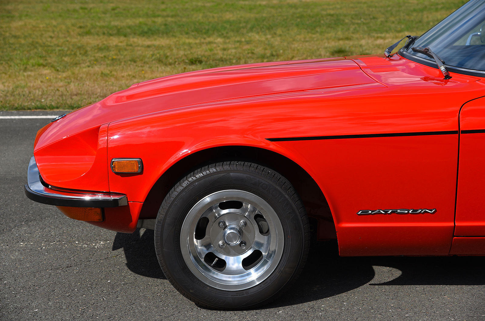 Classic & Sports Car – Datsun 240Z vs Triumph TR6: oceans apart