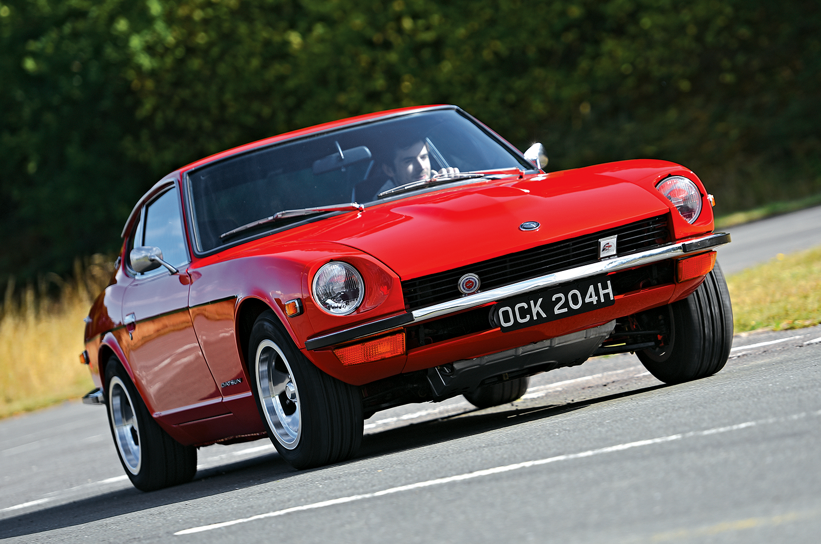 Classic & Sports Car – Datsun 240Z vs Triumph TR6: oceans apart