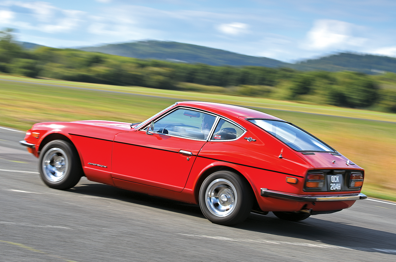 Classic & Sports Car – Datsun 240Z vs Triumph TR6: oceans apart