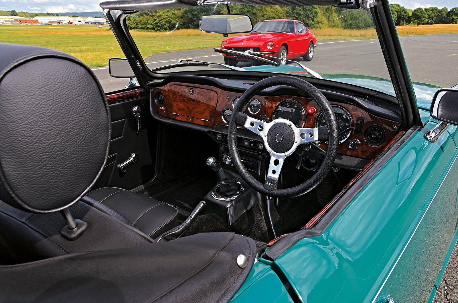 Classic & Sports Car – Datsun 240Z vs Triumph TR6: oceans apart