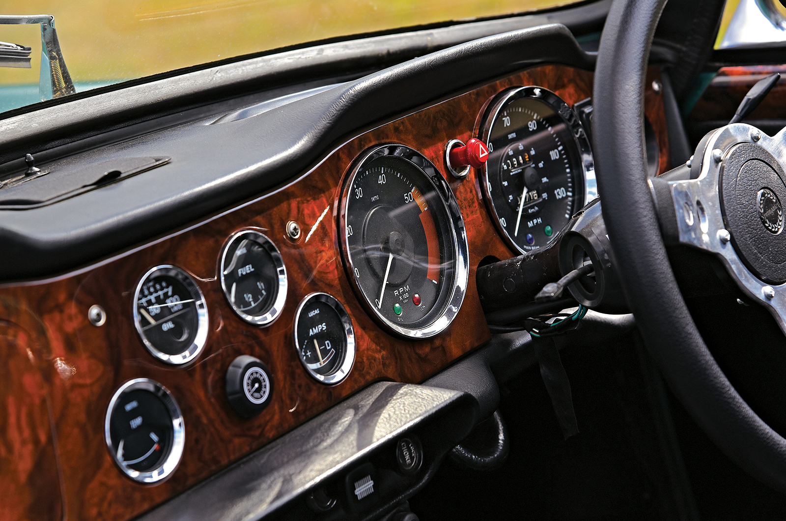 Classic & Sports Car – Datsun 240Z vs Triumph TR6: oceans apart