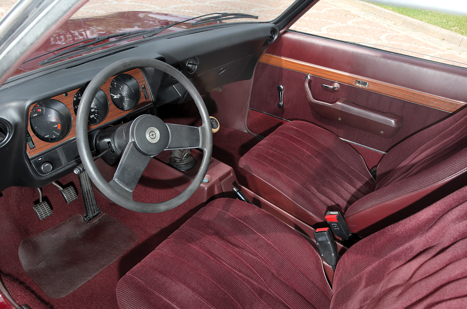 Classic & Sports Car – Opel Manta A: Blue Oval beater