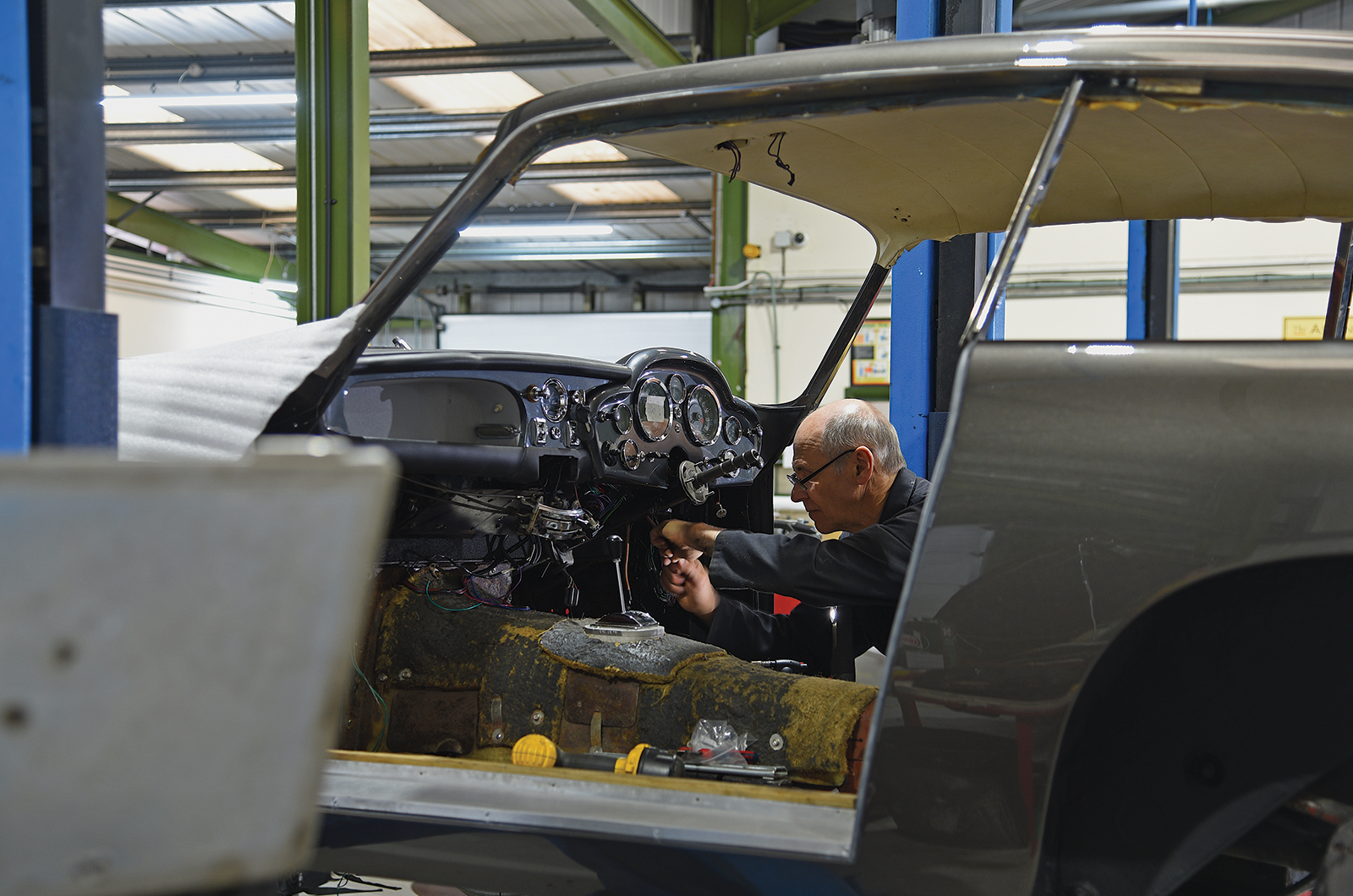 Classic & Sports Car – The specialist: Aston Workshop