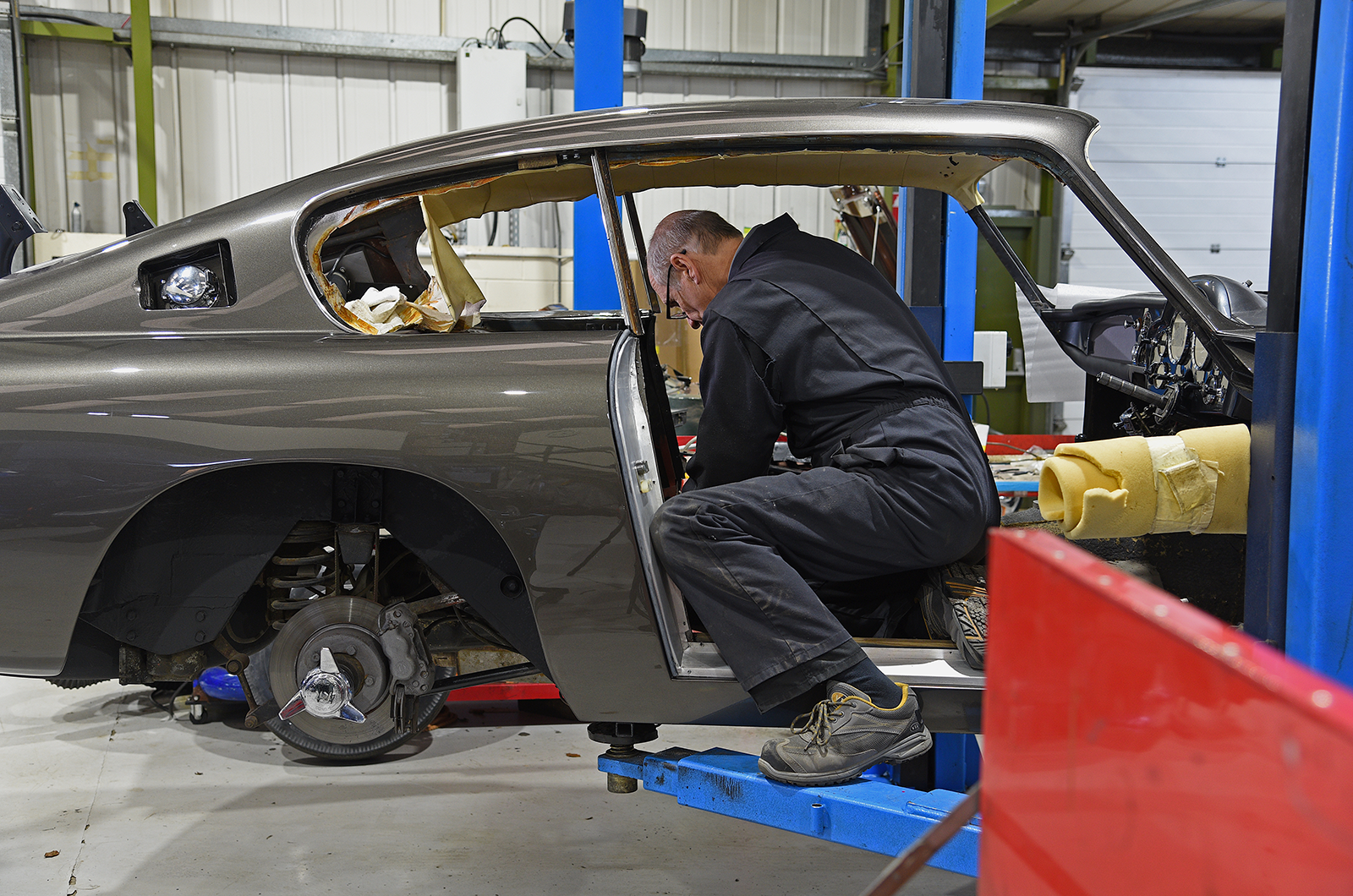 Classic & Sports Car – The specialist: Aston Workshop