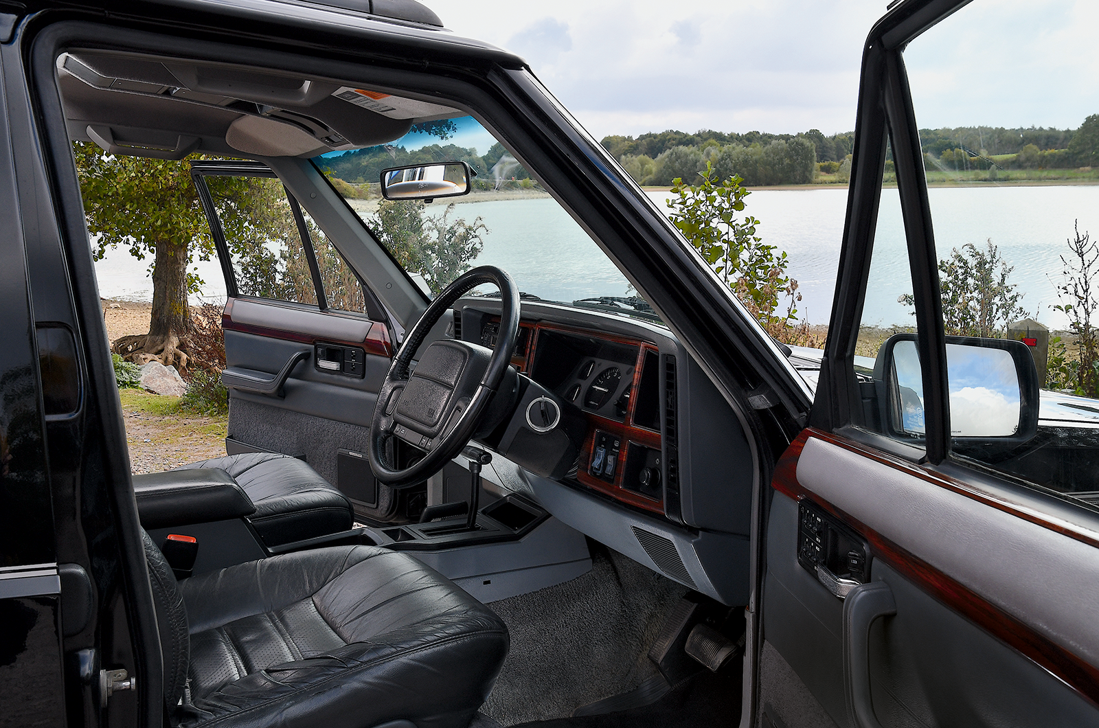 Classic & Sports Car – Jeep Cherokee 4.0 Limited vs Range Rover 3.9 SE: Uncle Sam fights back