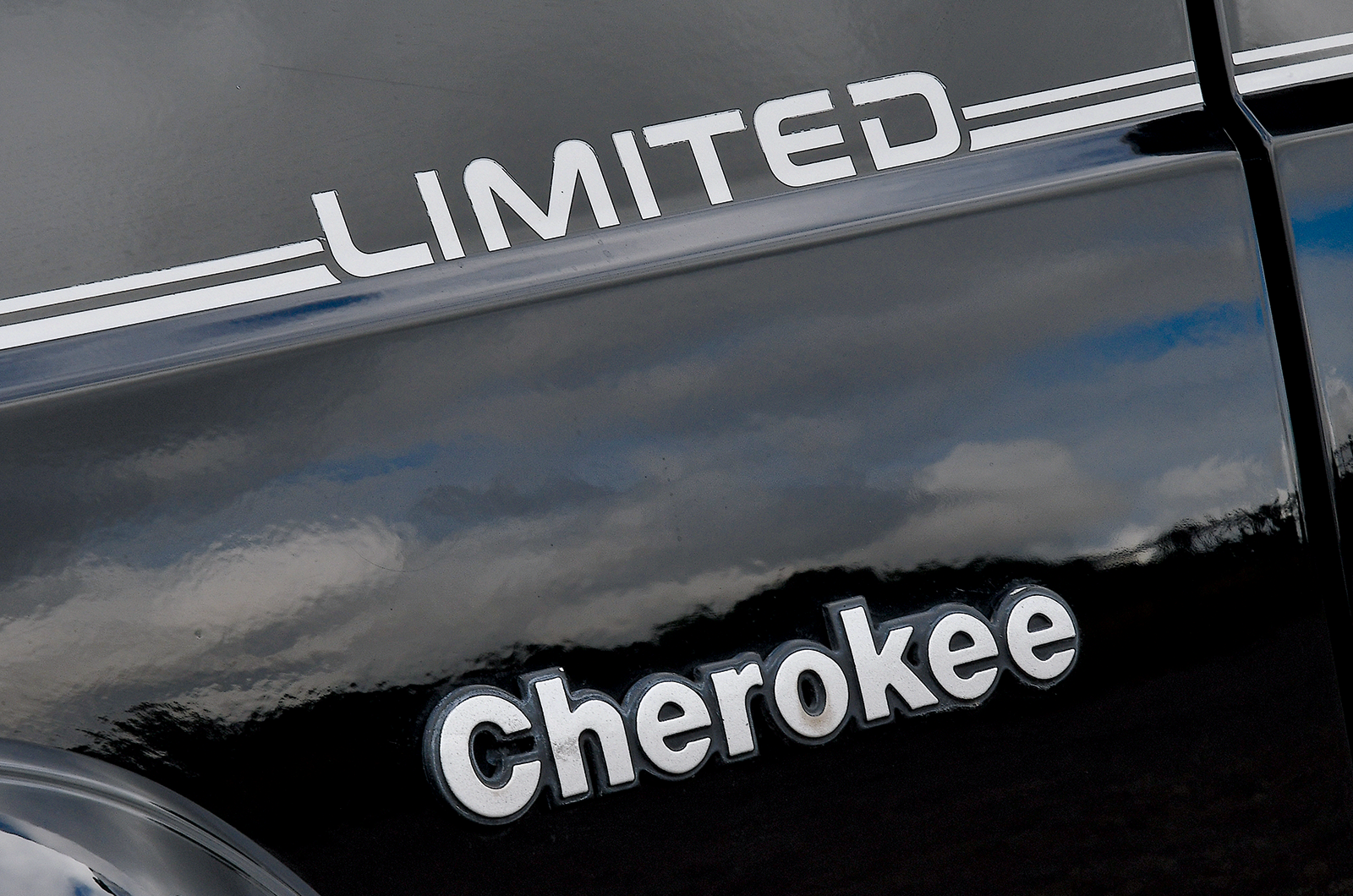 Classic & Sports Car – Jeep Cherokee 4.0 Limited vs Range Rover 3.9 SE: Uncle Sam fights back