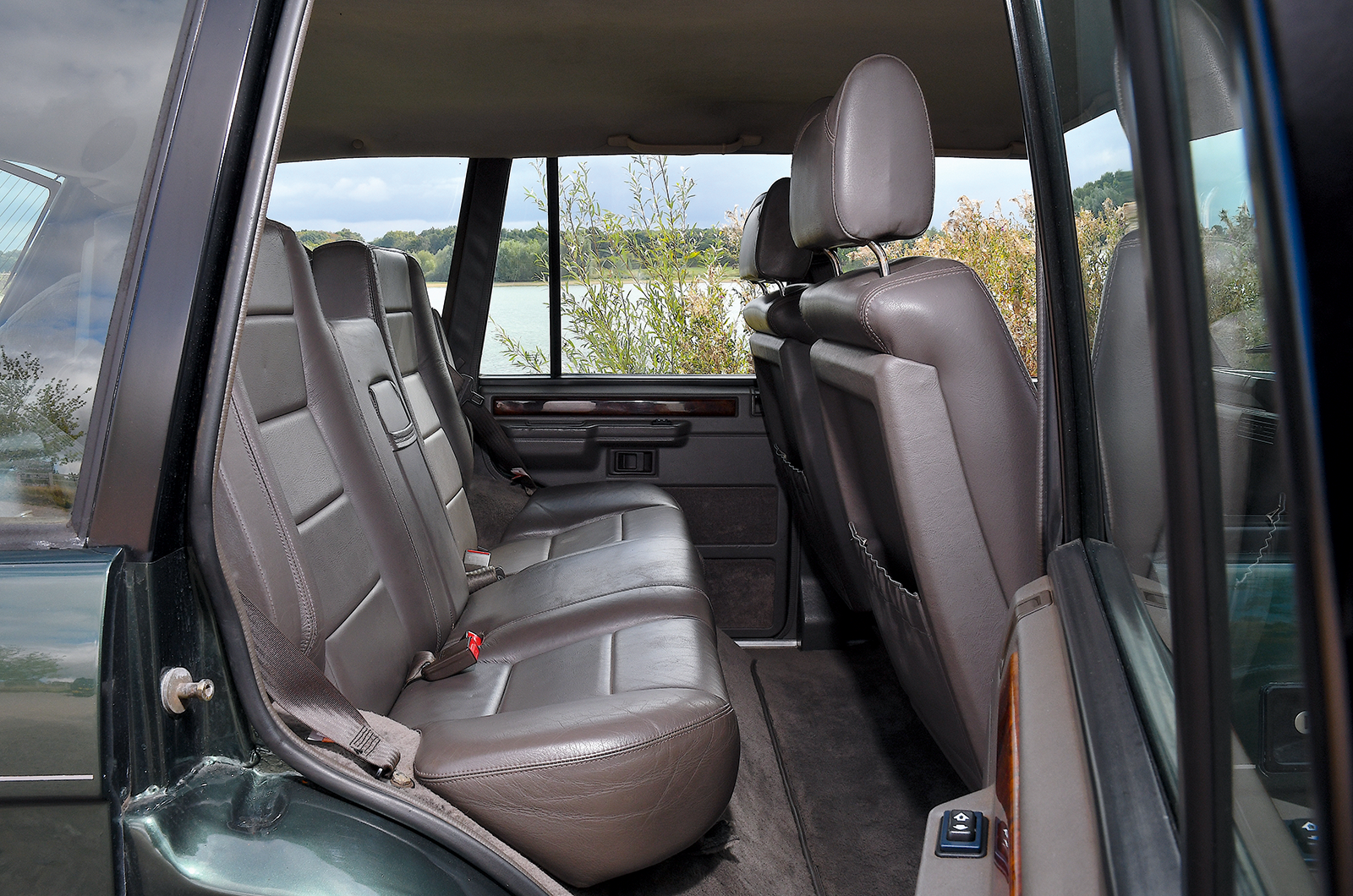 Classic & Sports Car – Jeep Cherokee 4.0 Limited vs Range Rover 3.9 SE: Uncle Sam fights back