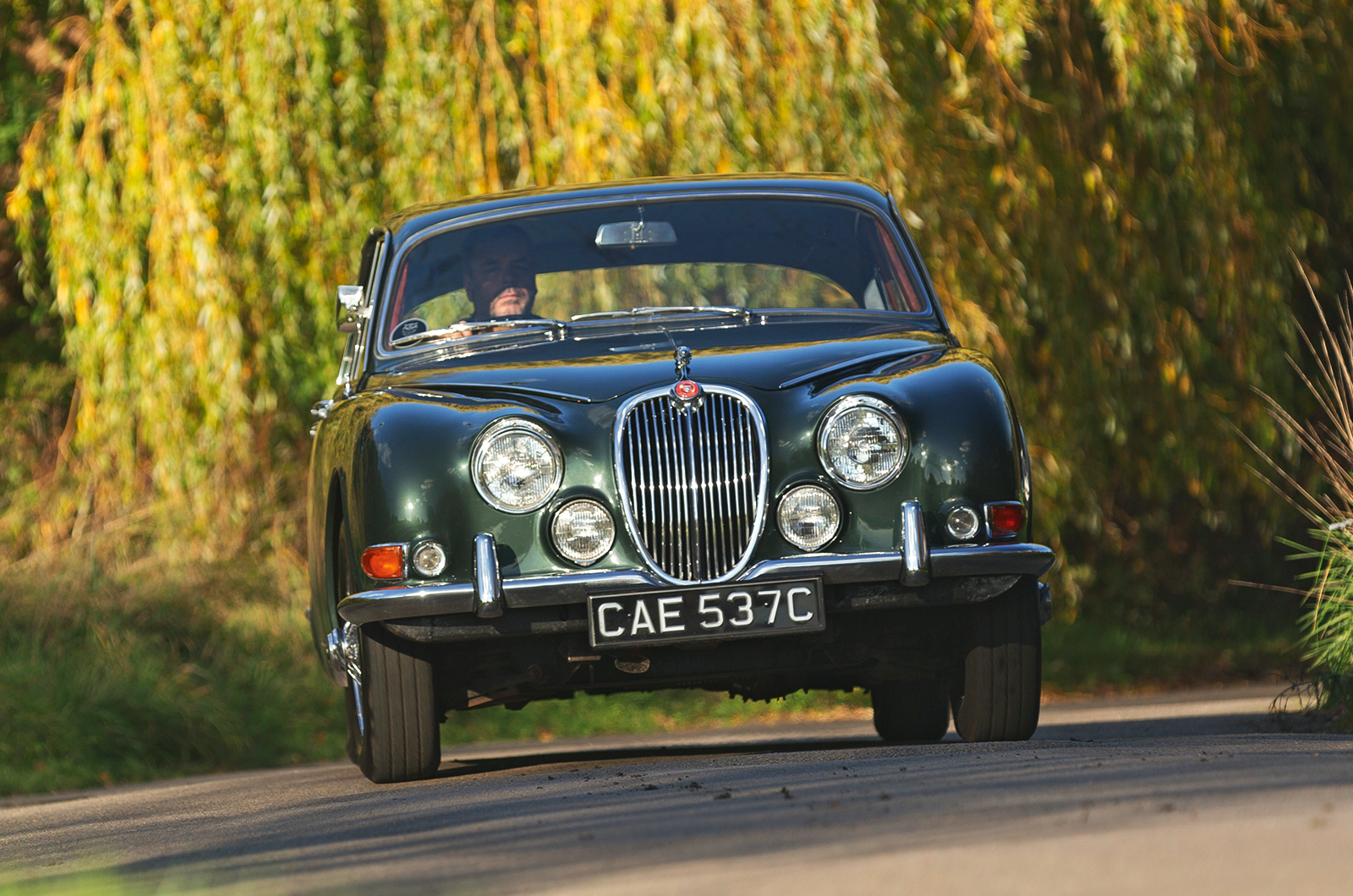 Classic & Sports Car – Jaguar S-type 3.4 vs Vanden Plas 4 litre R: meeting in the middle