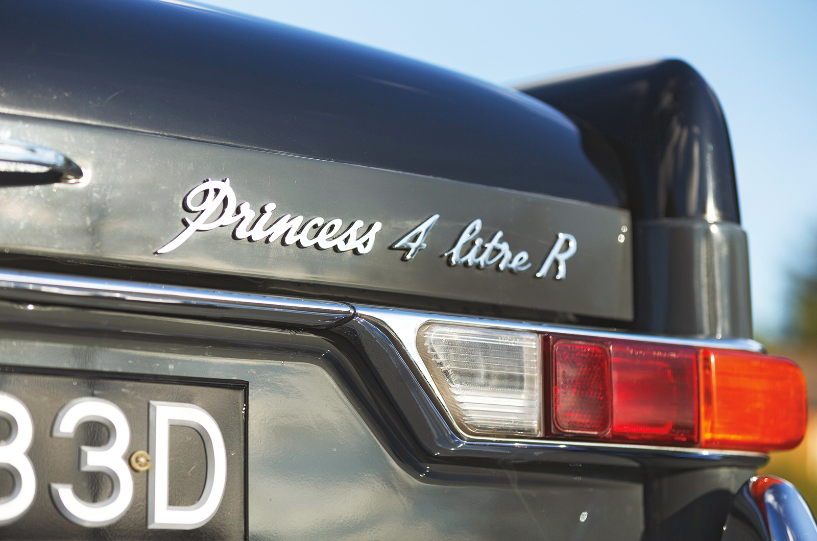 Classic & Sports Car – Jaguar S-type 3.4 vs Vanden Plas 4 litre R: meeting in the middle