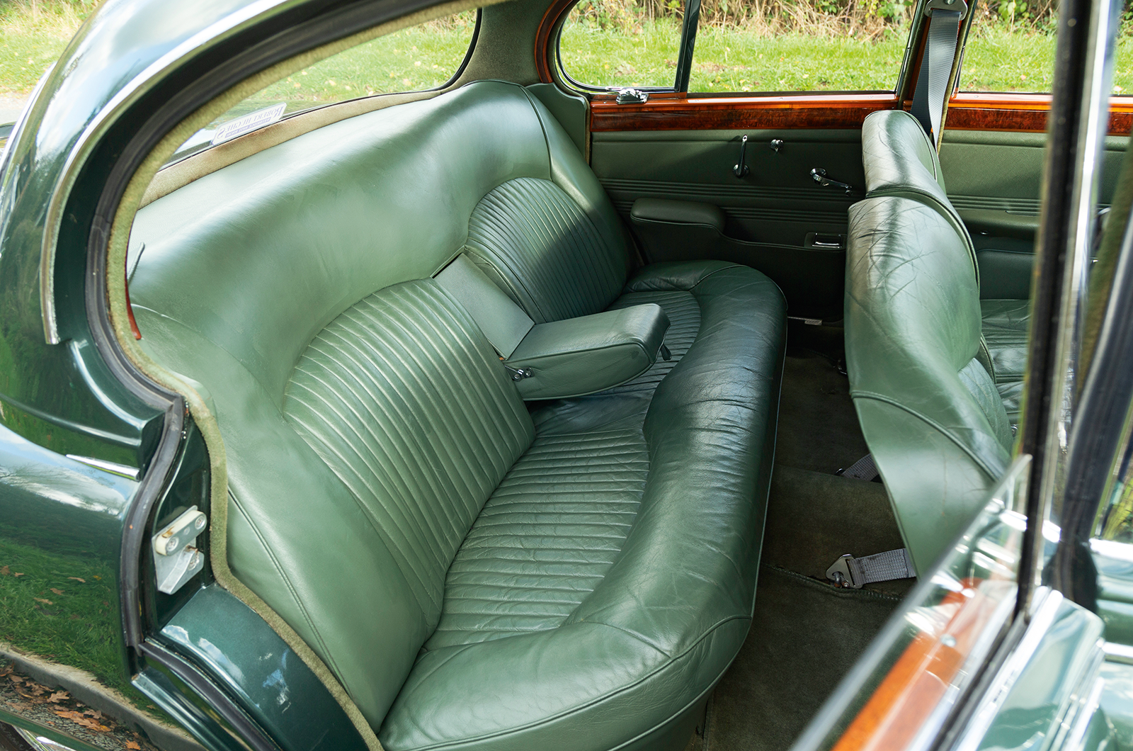 Classic & Sports Car – Jaguar S-type 3.4 vs Vanden Plas 4 litre R: meeting in the middle