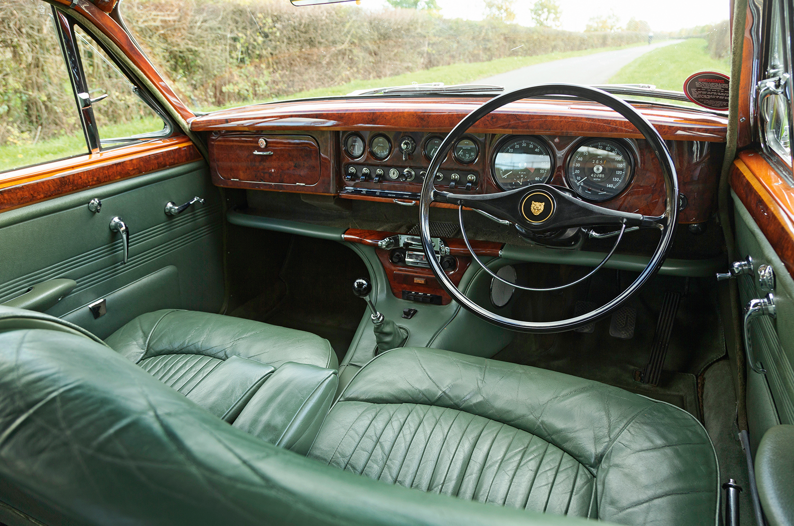 Classic & Sports Car – Jaguar S-type 3.4 vs Vanden Plas 4 litre R: meeting in the middle