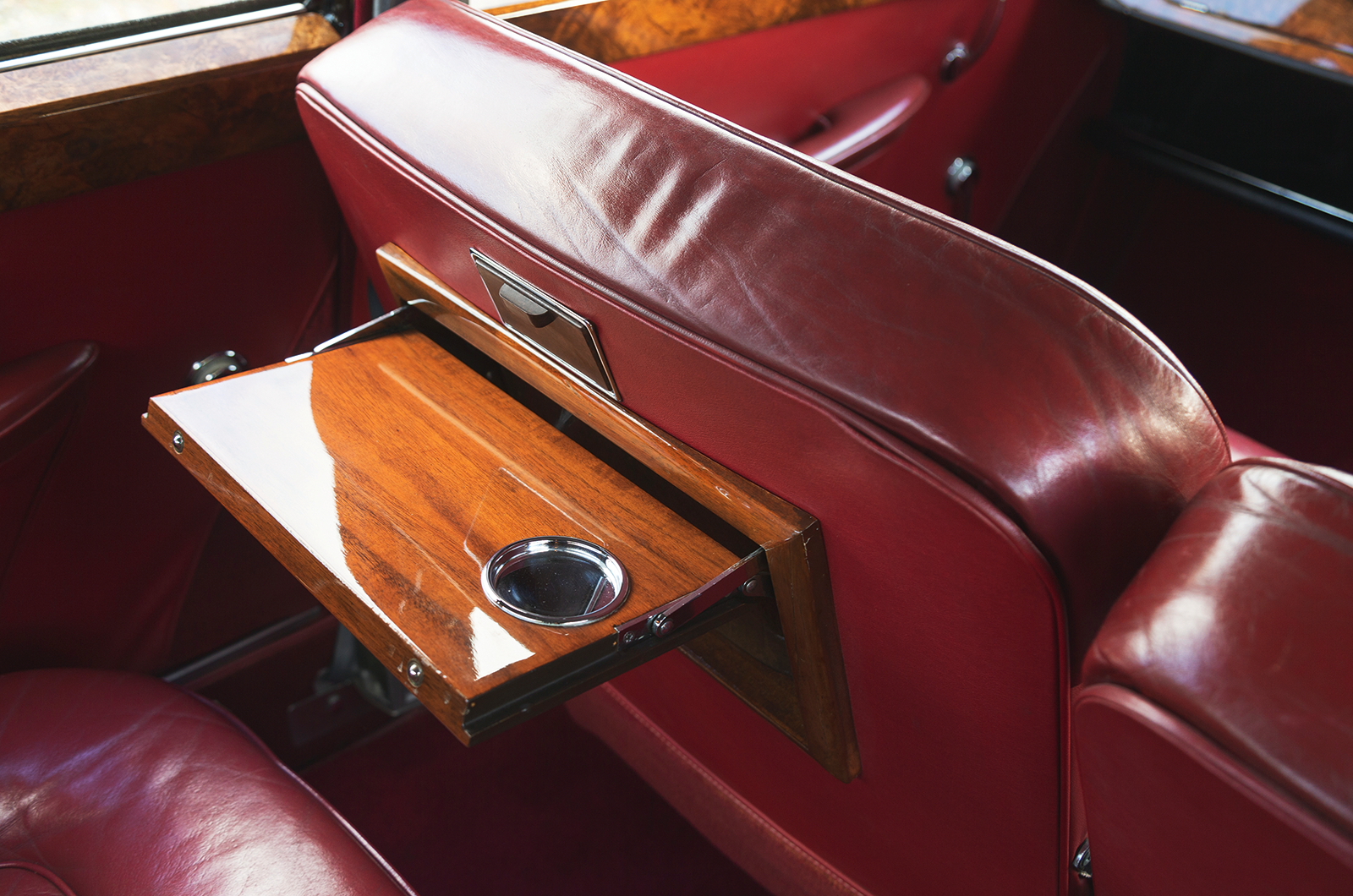 Classic & Sports Car – Jaguar S-type 3.4 vs Vanden Plas 4 litre R: meeting in the middle