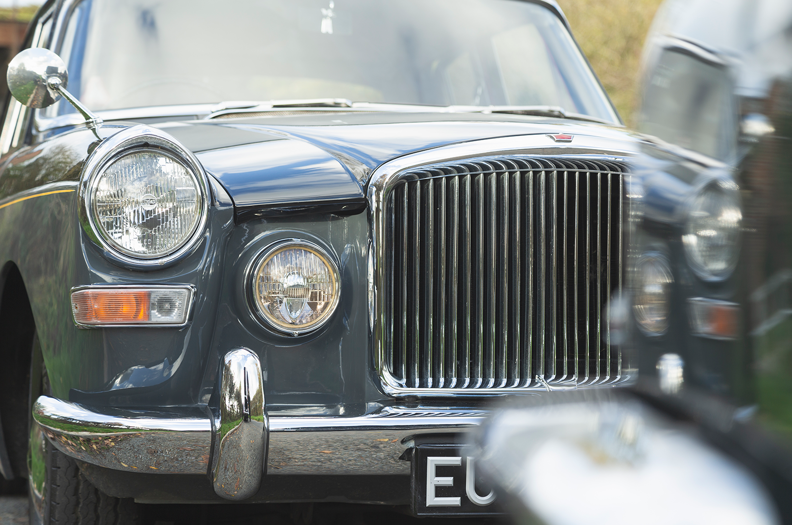 Classic & Sports Car – Jaguar S-type 3.4 vs Vanden Plas 4 litre R: meeting in the middle