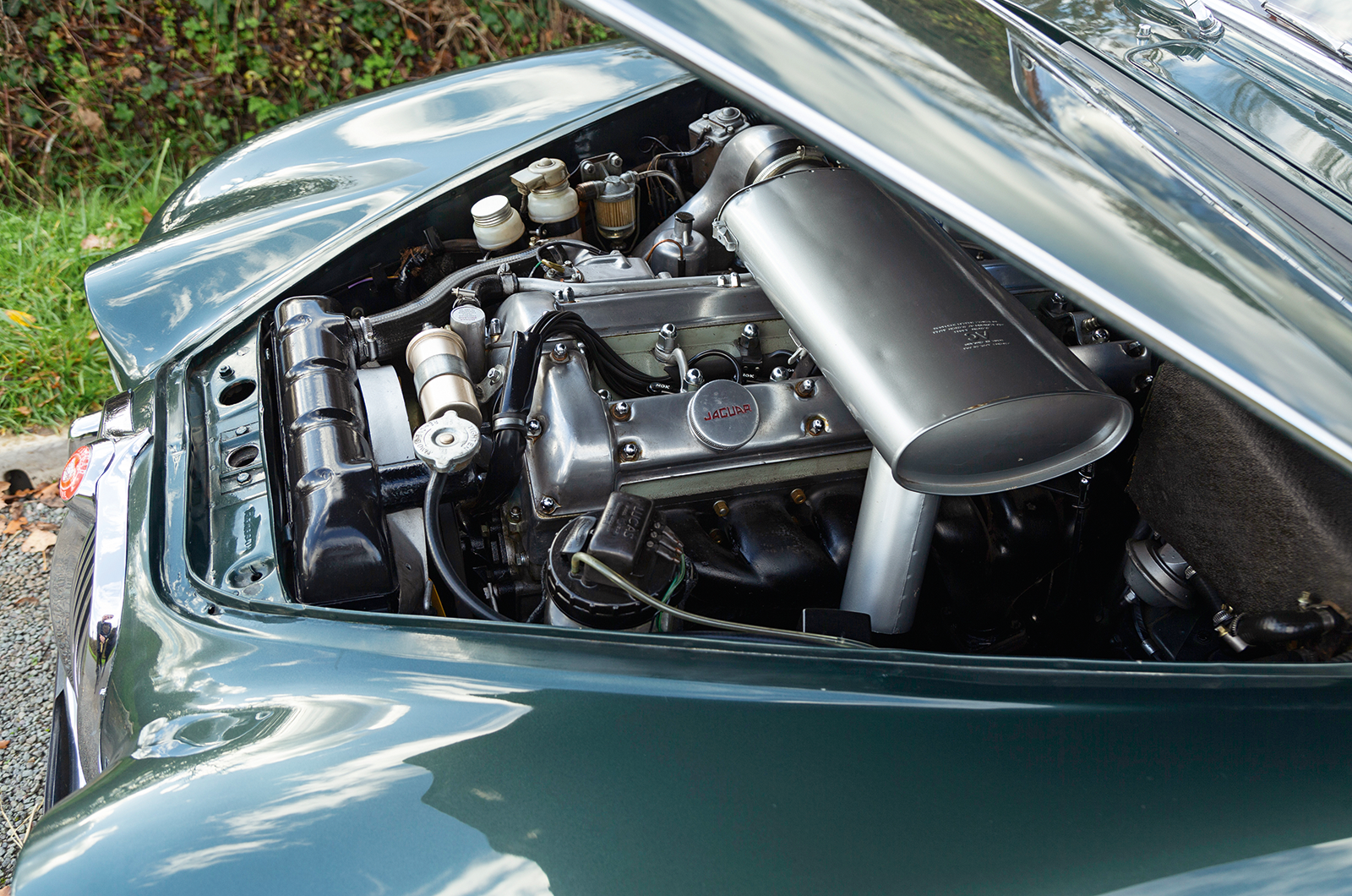 Classic & Sports Car – Jaguar S-type 3.4 vs Vanden Plas 4 litre R: meeting in the middle