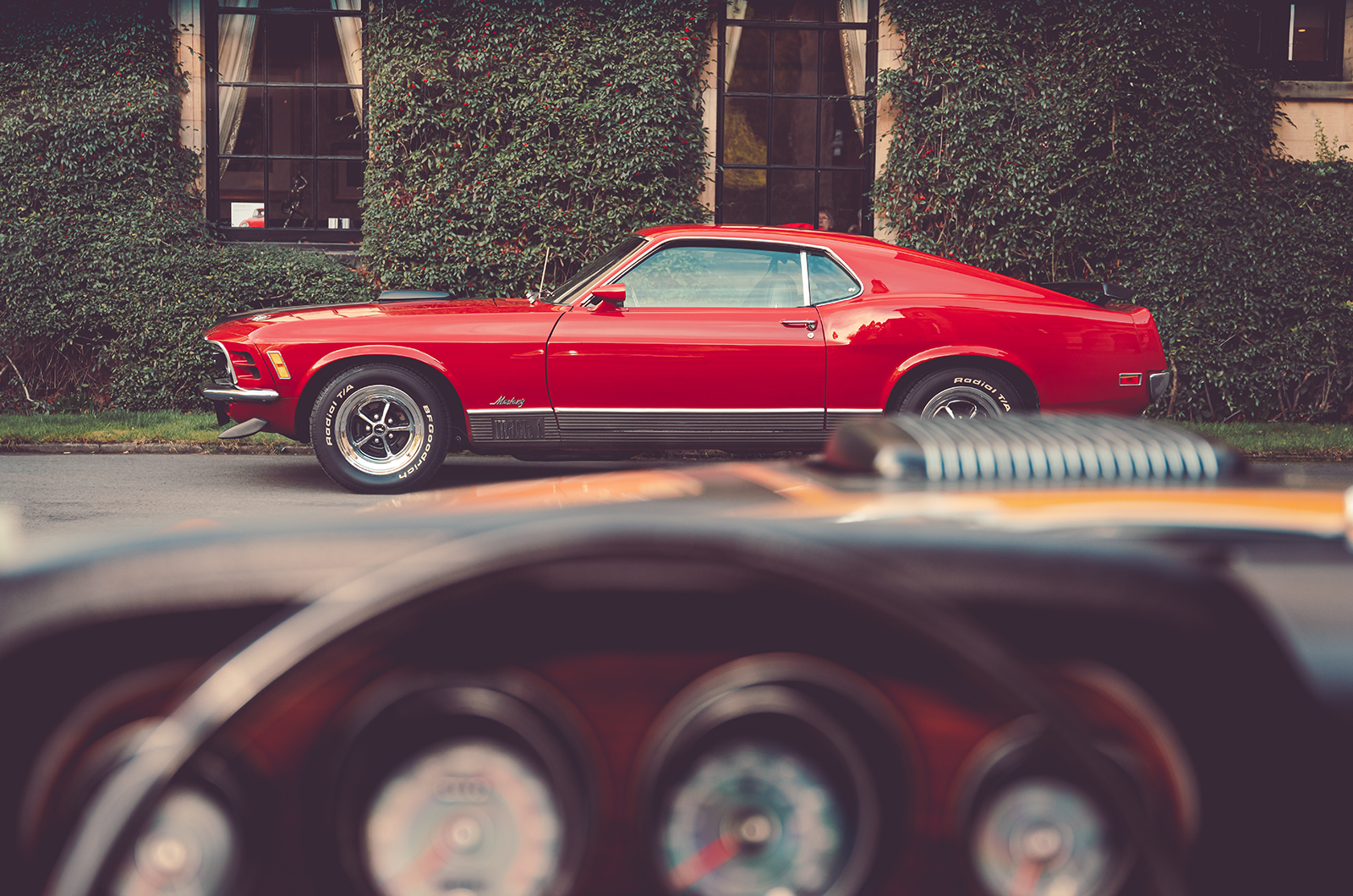 Classic & Sports Car – Ford Mustang Boss 302 vs Mach 1: two trick ponies