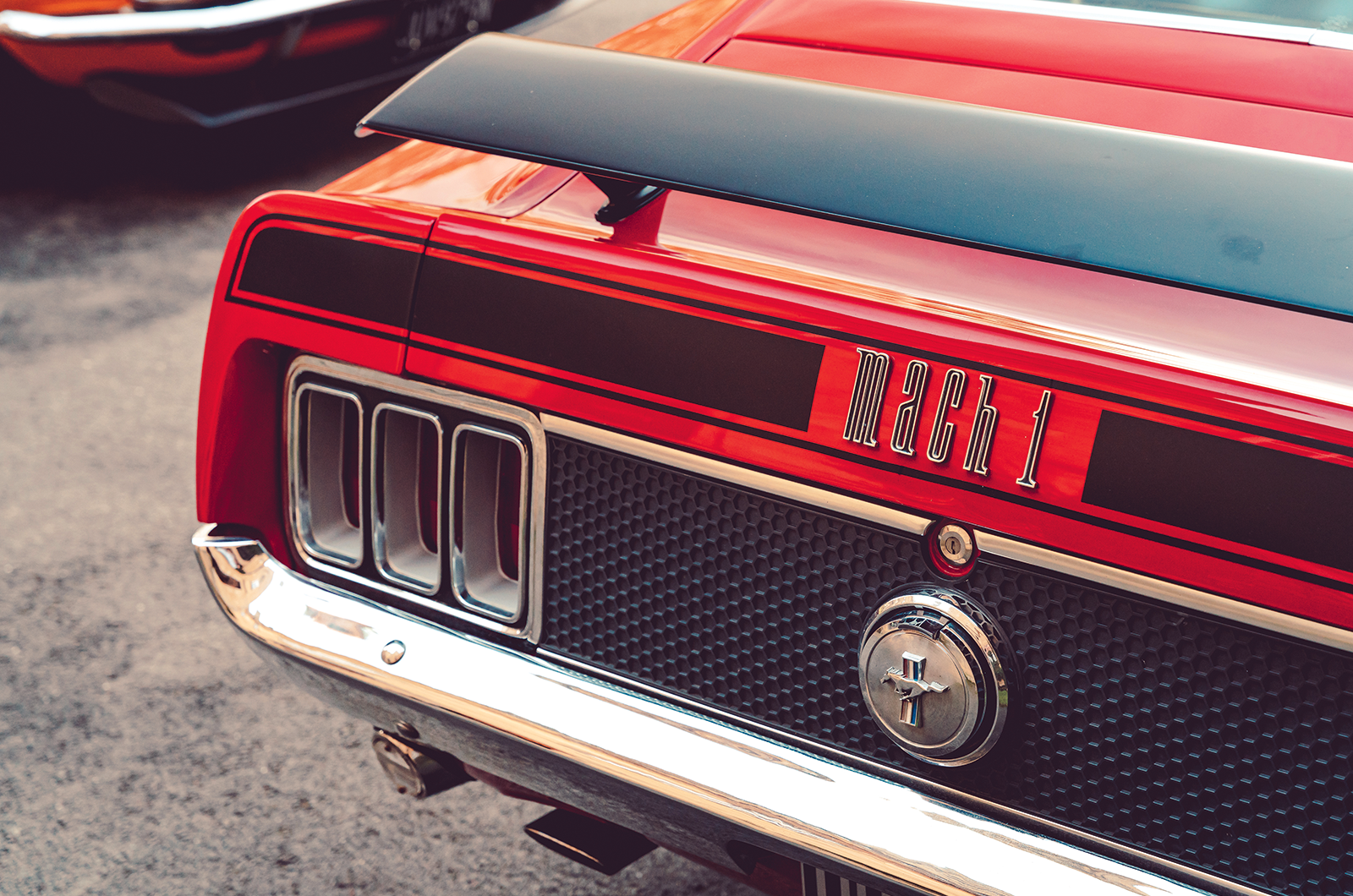 Classic & Sports Car – Ford Mustang Boss 302 vs Mach 1: two trick ponies