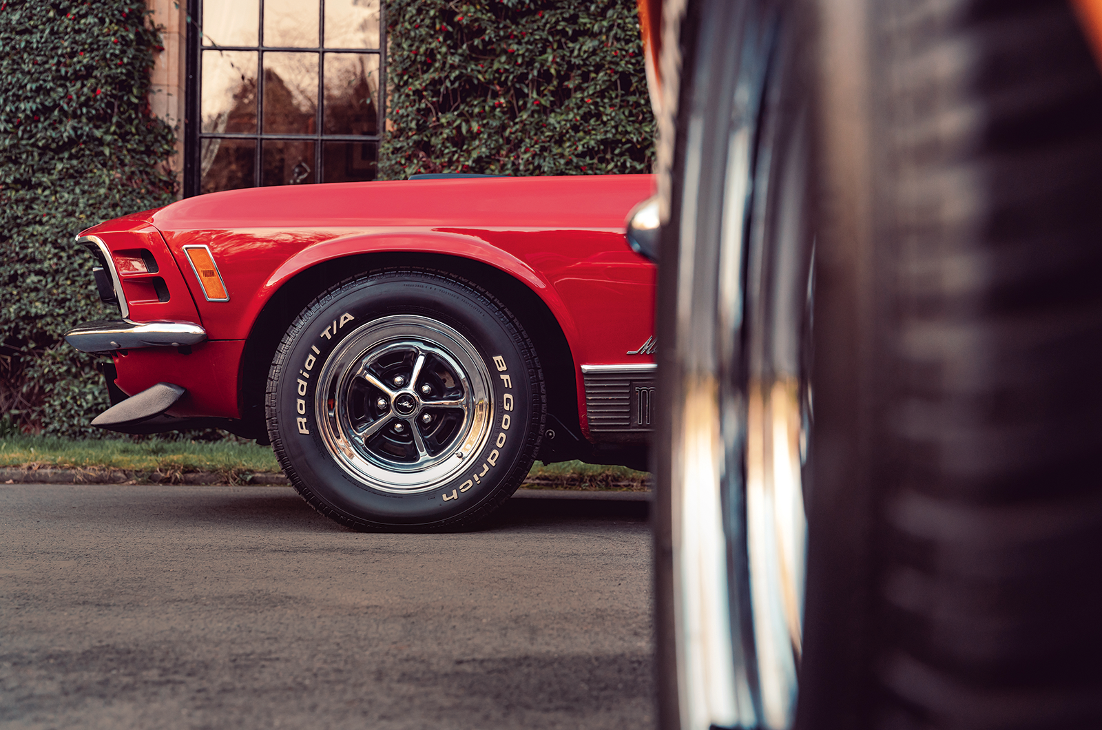 Classic & Sports Car – Ford Mustang Boss 302 vs Mach 1: two trick ponies