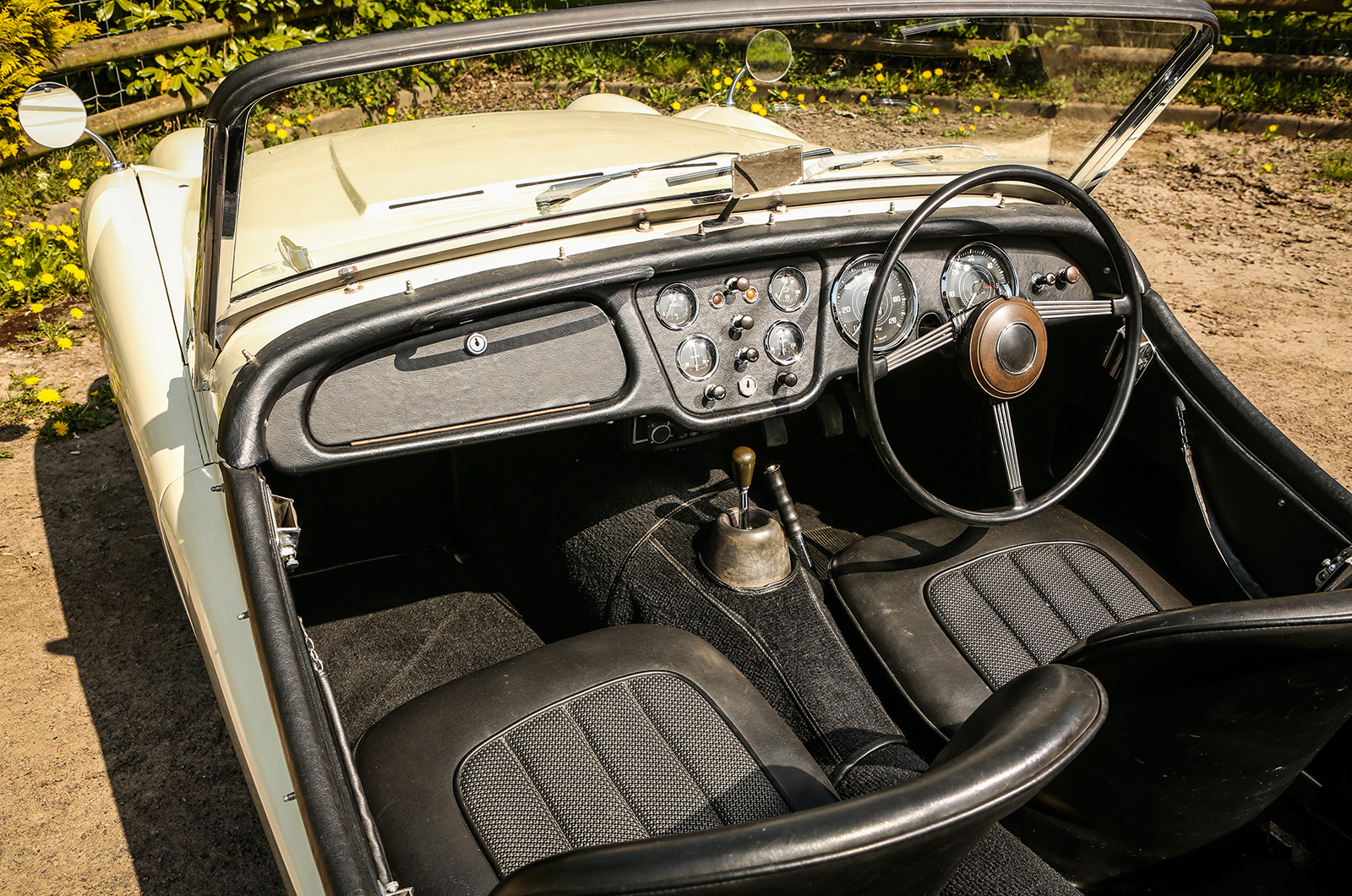 Classic & Sports Car – Triumph TR2 vs Swallow Doretti: genetic engineering