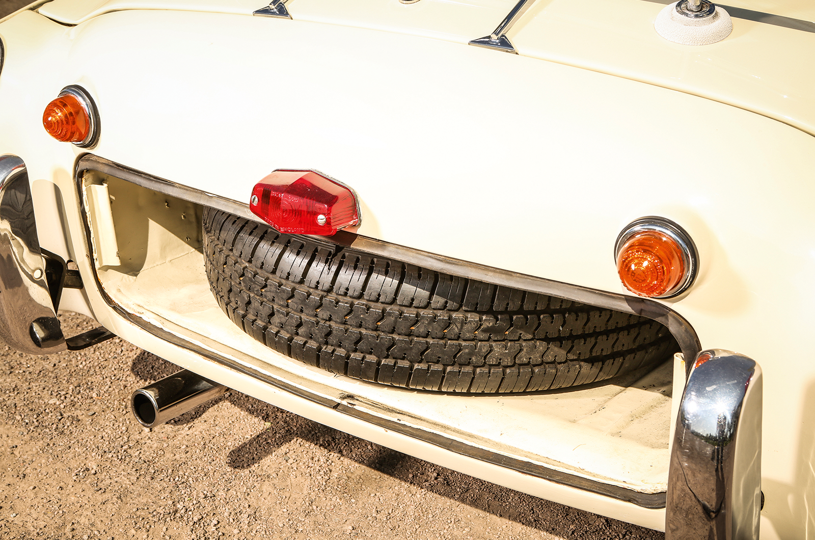 Classic & Sports Car – Triumph TR2 vs Swallow Doretti: genetic engineering