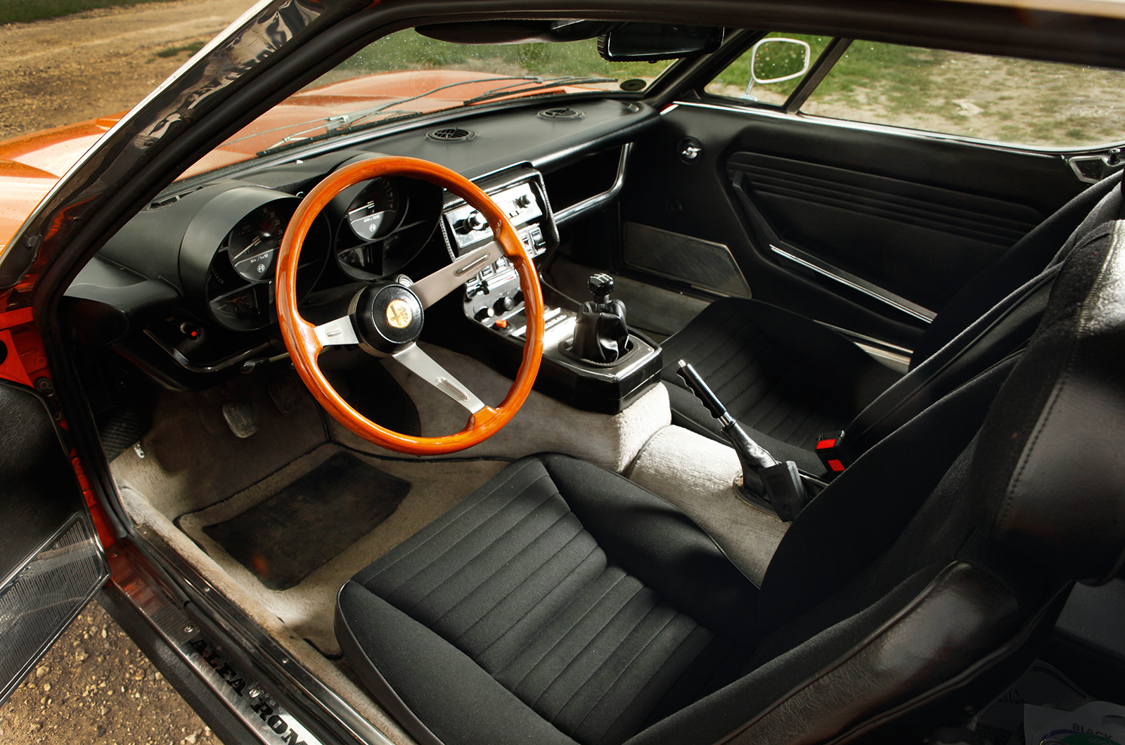 Classic & Sports Car – Alfa Romeo SZ vs Montreal: bucking the trend in style