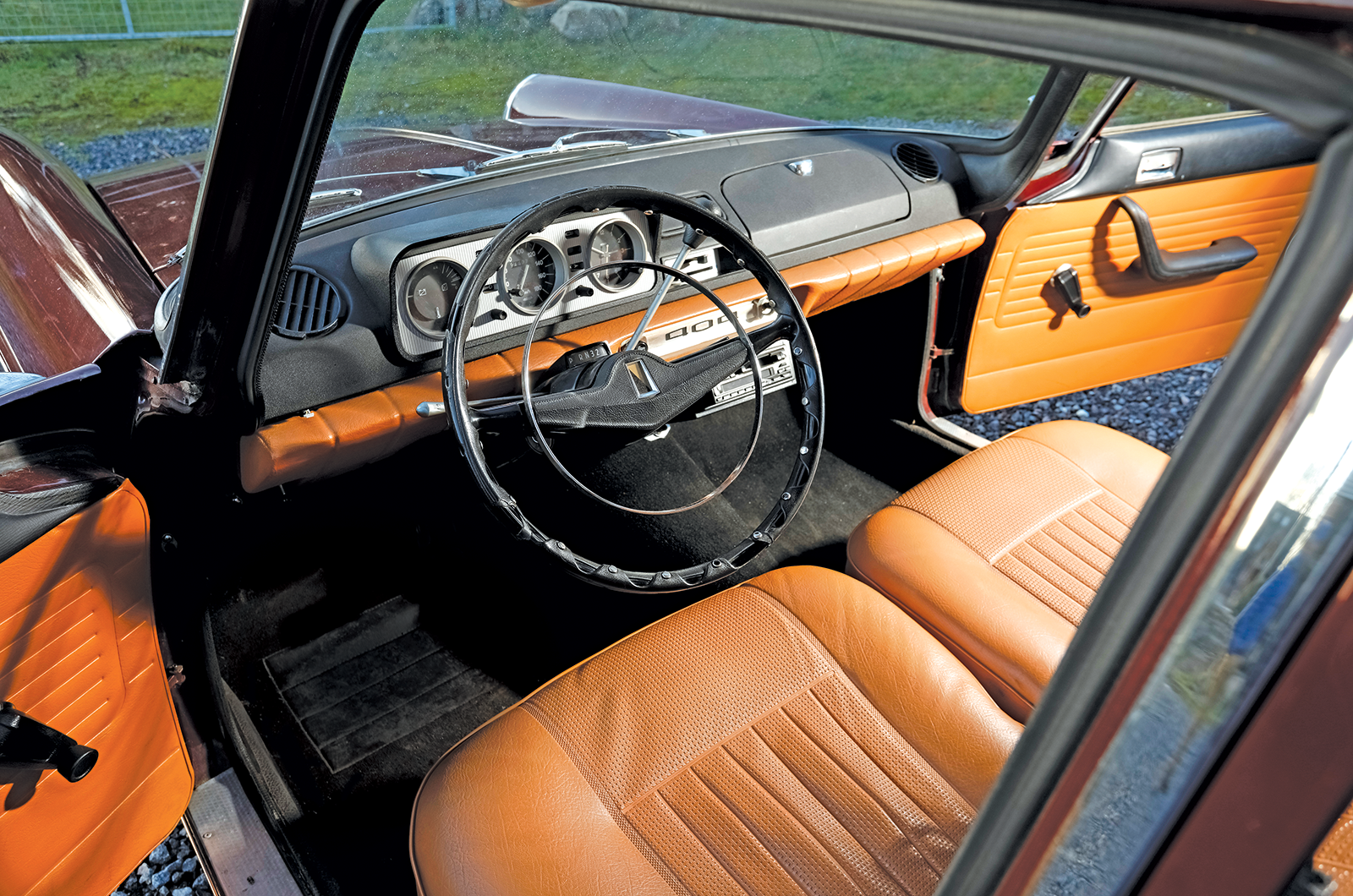 Classic & Sports Car – Fiat 1500L vs Peugeot 404: the shape of things to come