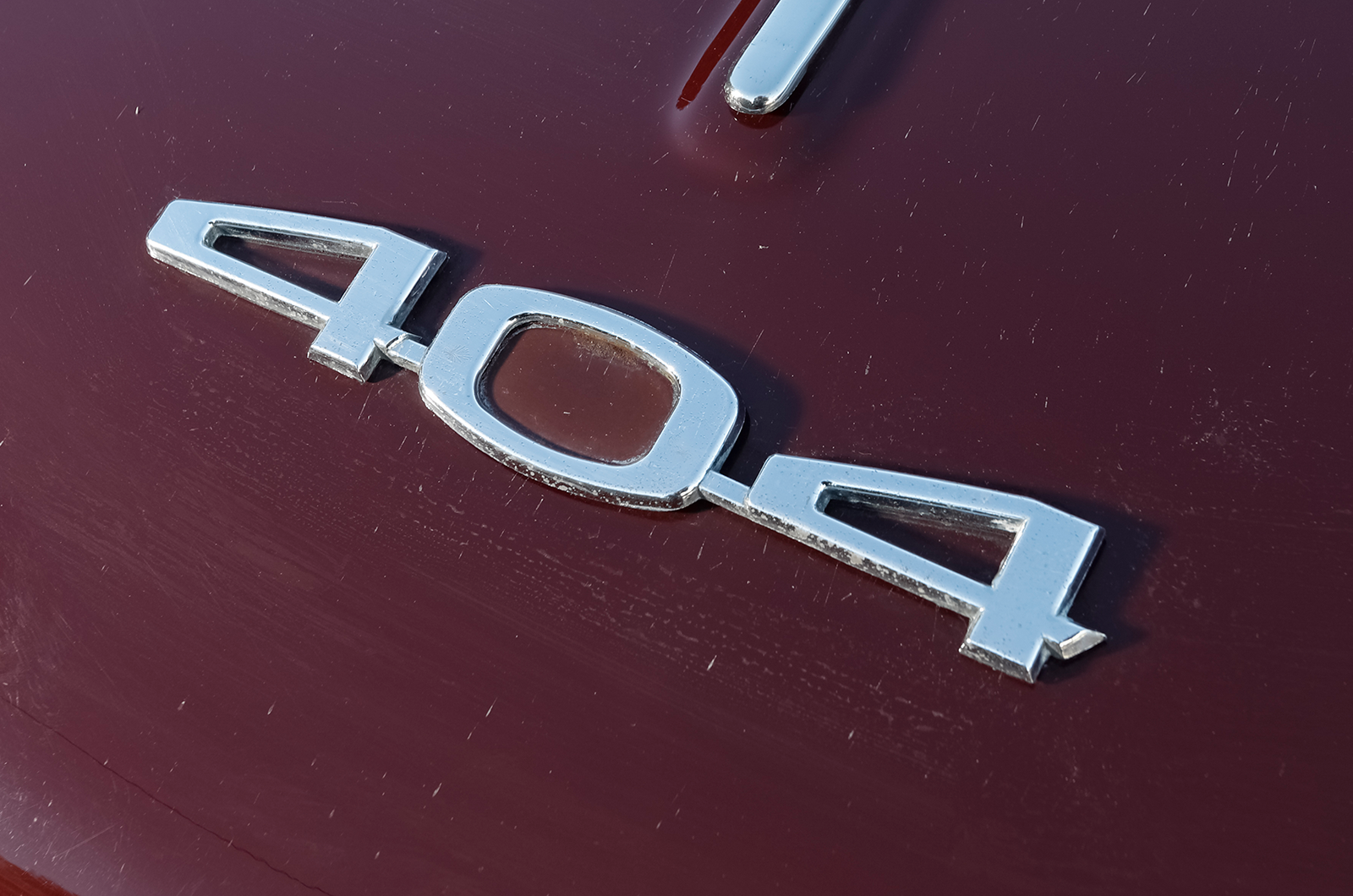 Classic & Sports Car – Fiat 1500L vs Peugeot 404: the shape of things to come