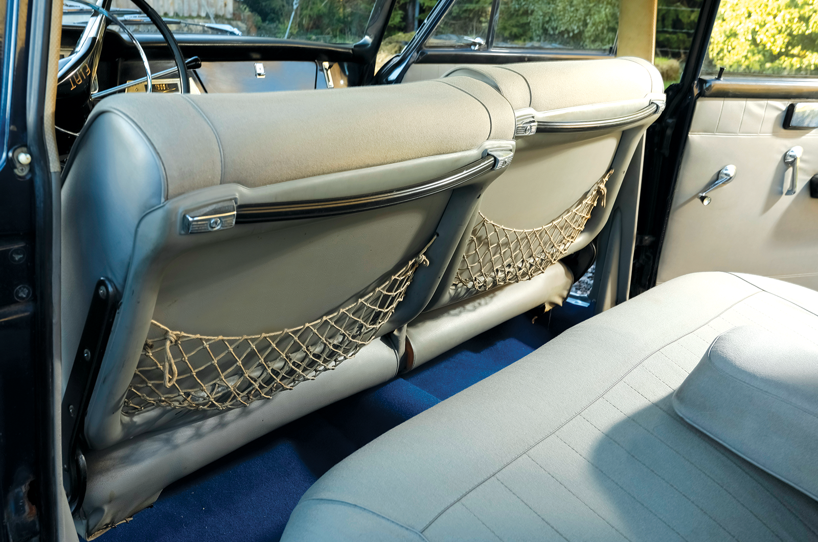 Classic & Sports Car – Fiat 1500L vs Peugeot 404: the shape of things to come