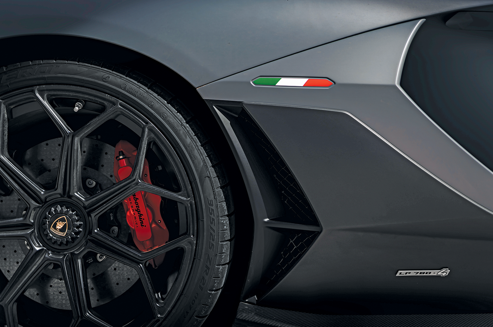 Classic & Sports Car – Lamborghini Espada S3 vs Aventador Ultimae: the Bull’s last fight