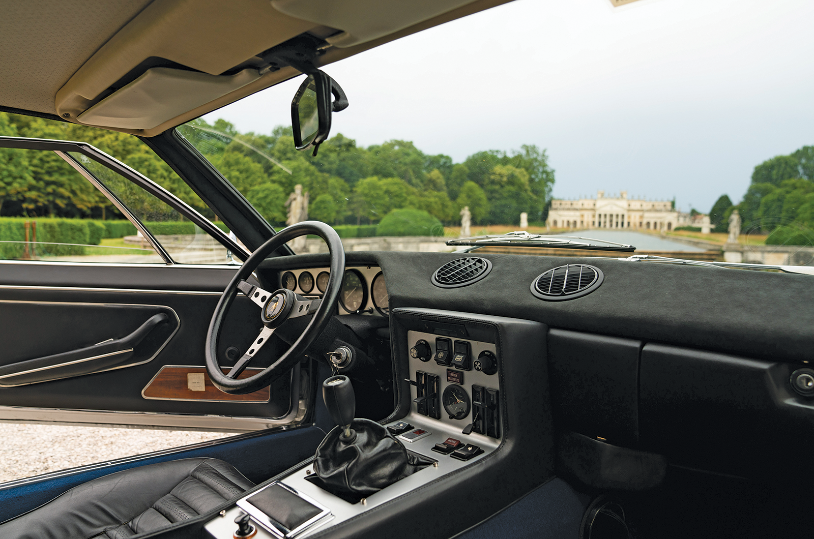 Classic & Sports Car – Lamborghini Espada S3 vs Aventador Ultimae: the Bull’s last fight