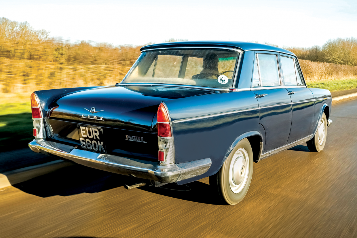 Classic & Sports Car – Fiat 1500L vs Peugeot 404: the shape of things to come