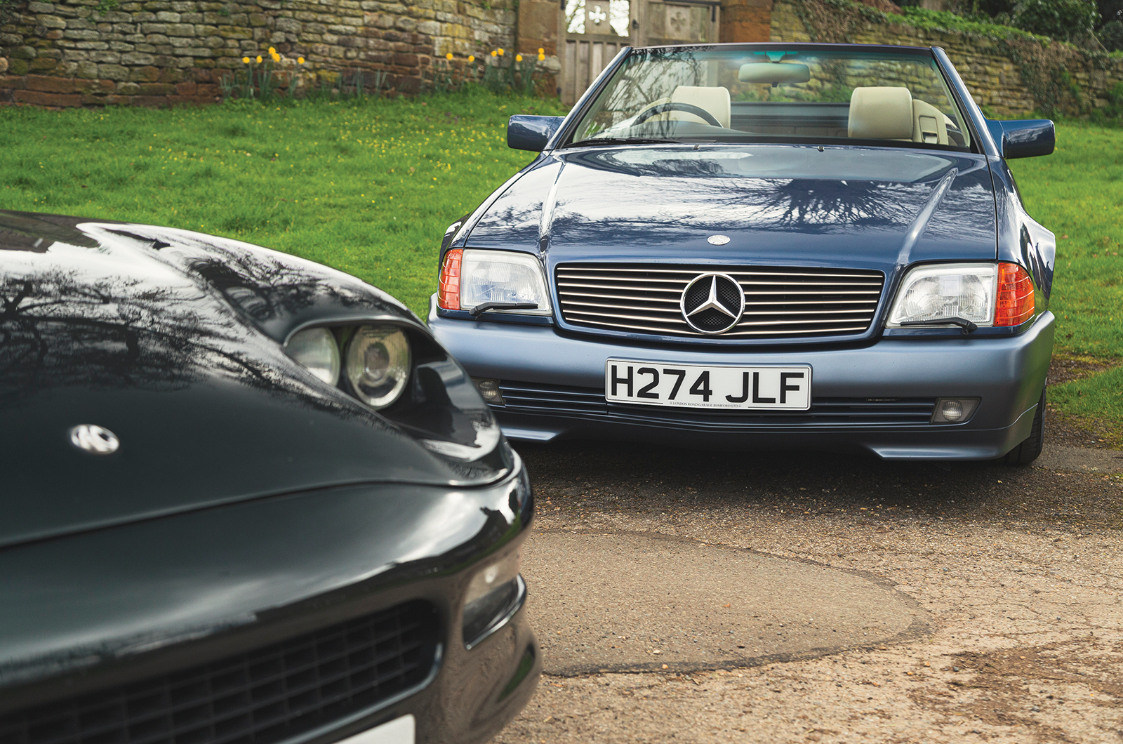 Classic & Sports Car – Mercedes-Benz 500SL vs AC Brooklands Ace: resolved roadsters