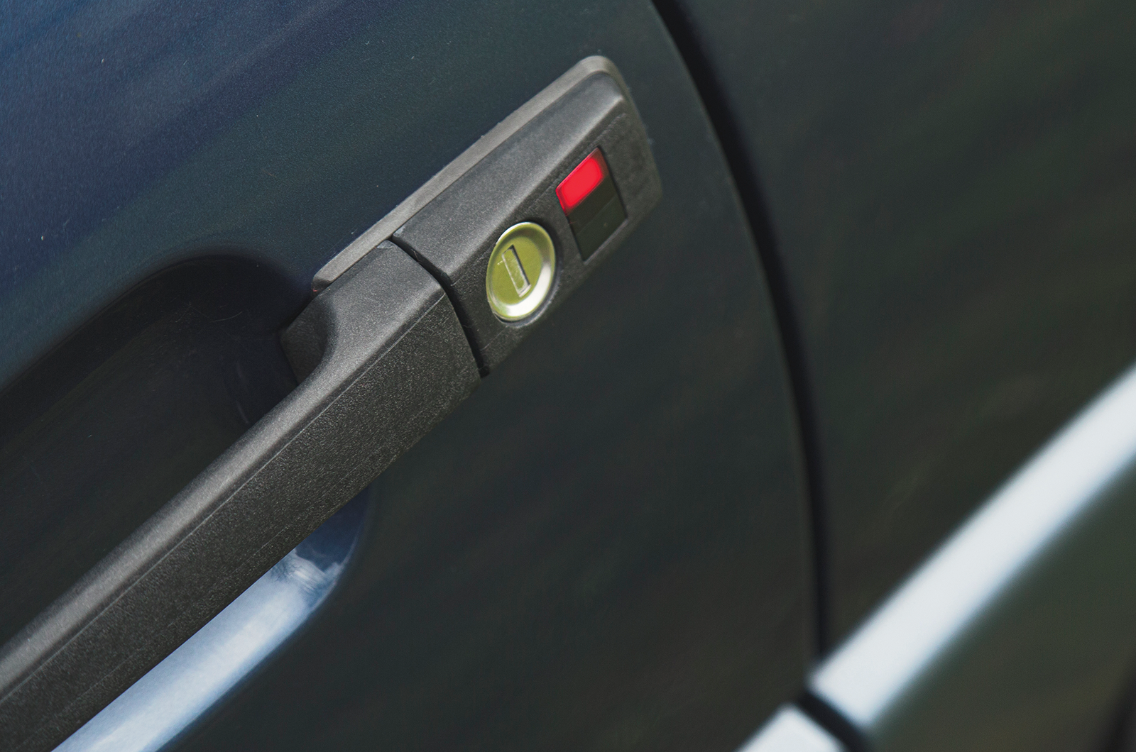 Classic & Sports Car – Mercedes-Benz 500SL vs AC Brooklands Ace: resolved roadsters