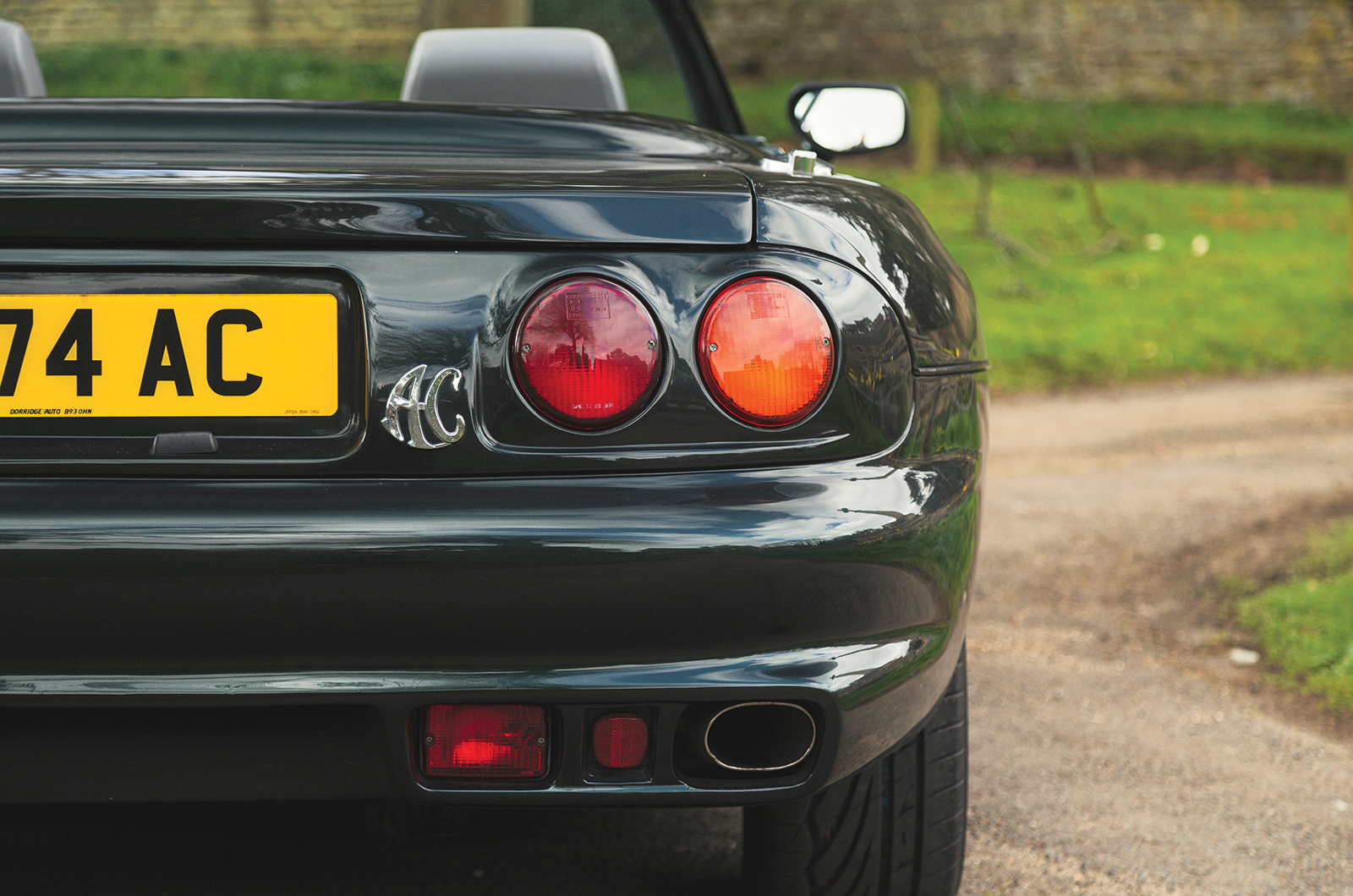 Classic & Sports Car – Mercedes-Benz 500SL vs AC Brooklands Ace: resolved roadsters