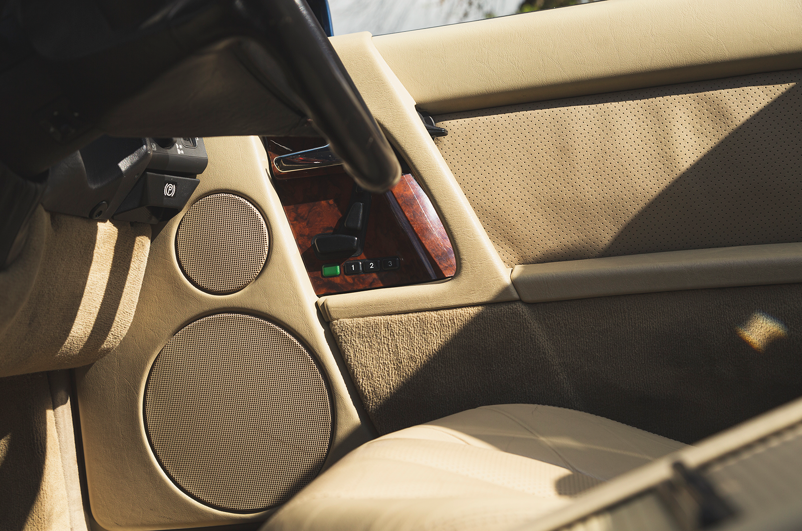 Classic & Sports Car – Mercedes-Benz 500SL vs AC Brooklands Ace: resolved roadsters