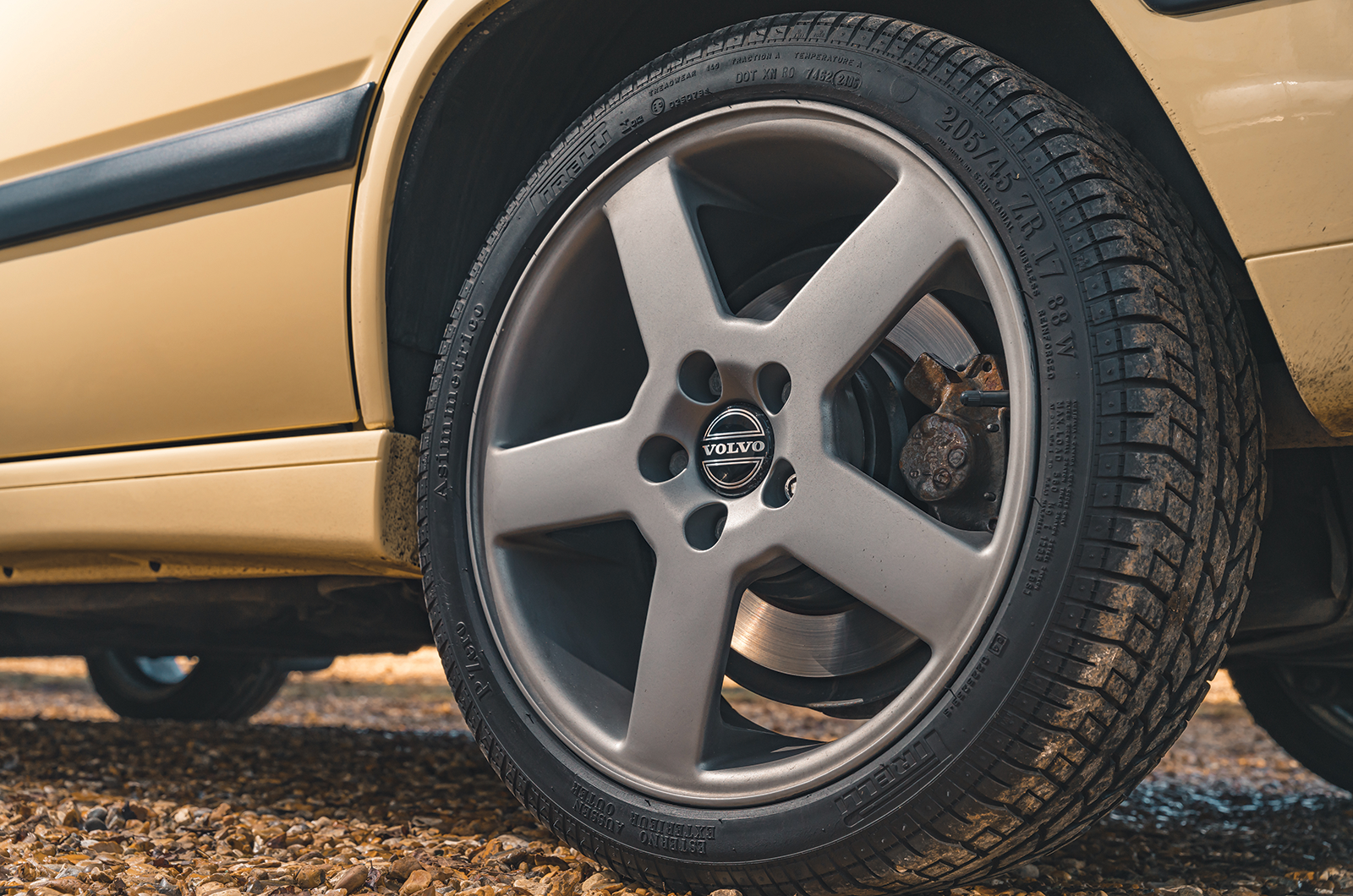 Classic & Sports Car – Audi 200 Avant quattro vs Volvo 850 T-5R: race-bred estates